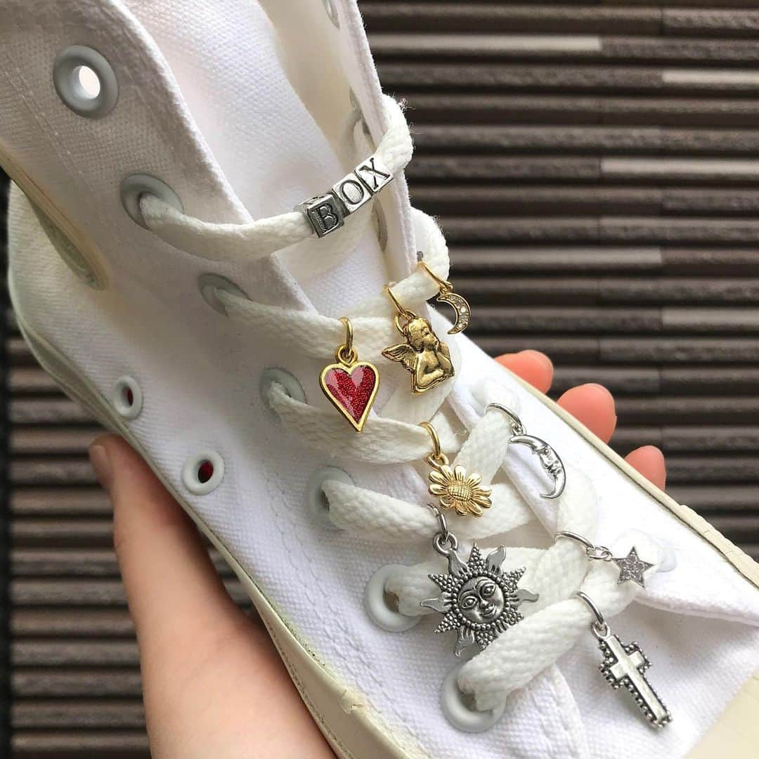 BOX CHARM Industryさんのインスタグラム写真 - (BOX CHARM IndustryInstagram)「シューズチャームのご紹介です👟✨ . . 靴紐にチャームを通すだけ！！ . コンバースバイホワイトアトリエの福岡店がオープンいたしました！！ お近くにお越しの際は是非お立ち寄りください😊 . #boxcharmindustry #boxcharm #handmade #accessory #shoes #handmadeaccessory  #ボックスチャームインダストリー #ボックスチャーム #ハンドメイド #アクセサリー #ハンドメイド #ゴールドアイテム #チャーム #チャーム販売 #オンラインストアで販売中 #オープン記念 #50パーセントオフ #シューズチャーム #シューズ #コンバース #converse #ホワイトアトリエバイコンバース #靴 #靴紐 #オリジナル #オリジナルシューズ #ゴールド #シルバー #ハート#オリジナル」6月16日 12時00分 - bcindustry_