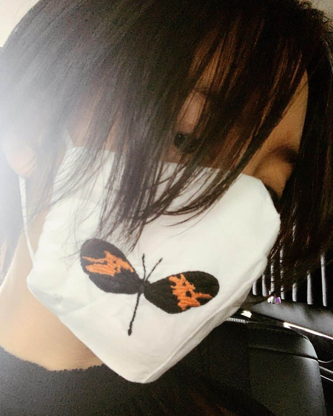 山本美月さんのインスタグラム写真 - (山本美月Instagram)「自粛期間で、 何年ぶりか分からないくらい久しぶりに刺繍しました(´･ω･`) そして、マスクにしましたᐠ( ᐛ )ᐟ  記憶にないくらい昔ぶりに、ミシンを使ったら全然まっすぐ縫えなかった笑  #オレンジオビマダラ  #カワトンボ」6月16日 12時06分 - mizuki_yamamoto_official