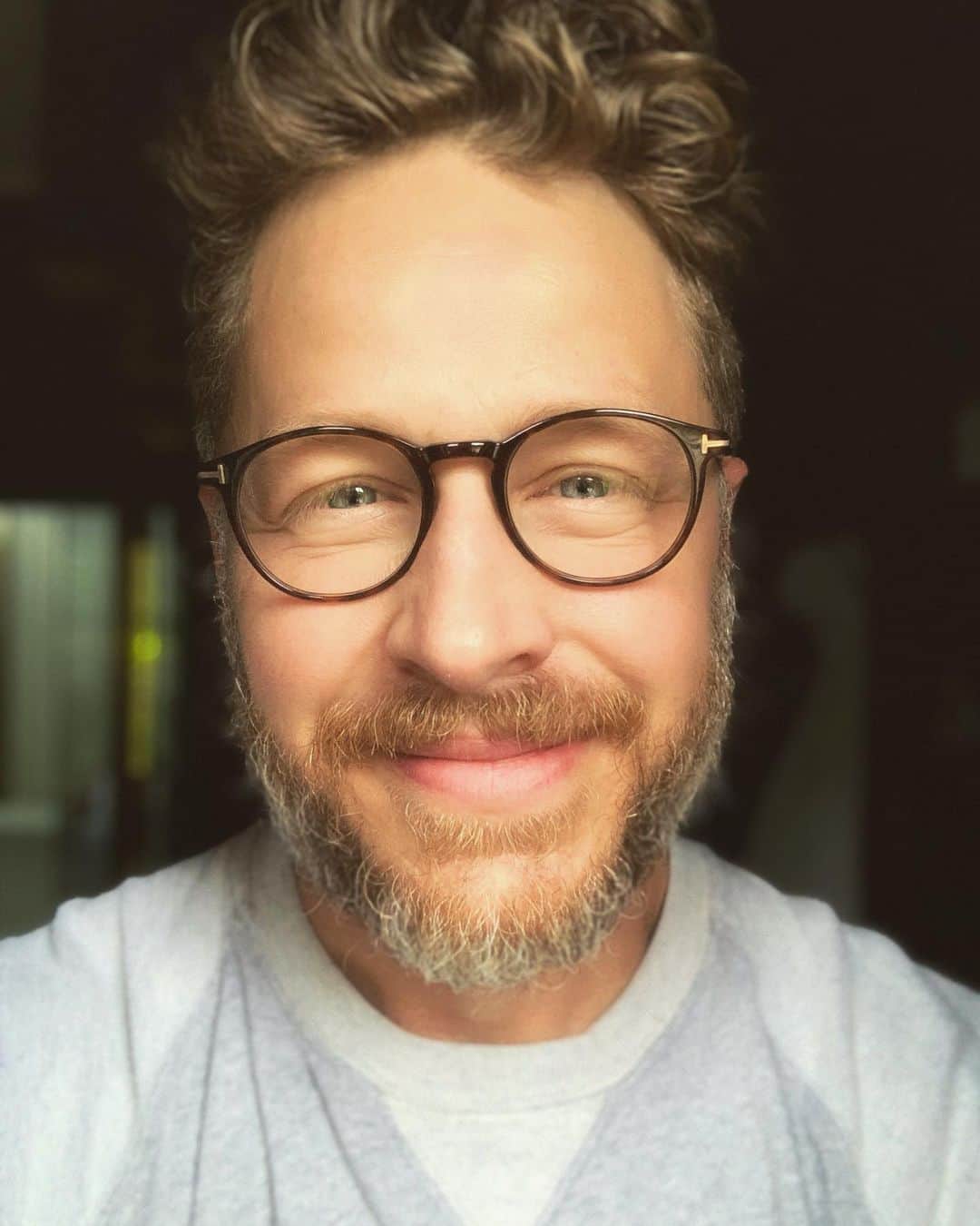 ジョシュア・ダラスのインスタグラム：「SEASON 3 of @nbcmanifest is OFFICIAL!!! Thanks for all y’all’s support. Because of you, we get to continue this ride, and I get to dust off these glasses. Now let’s find out what happened to us on that plane! Season 3 is going to 🤯! @nbc #manifest #season3 #thestones #828 ✈️ 🤓」