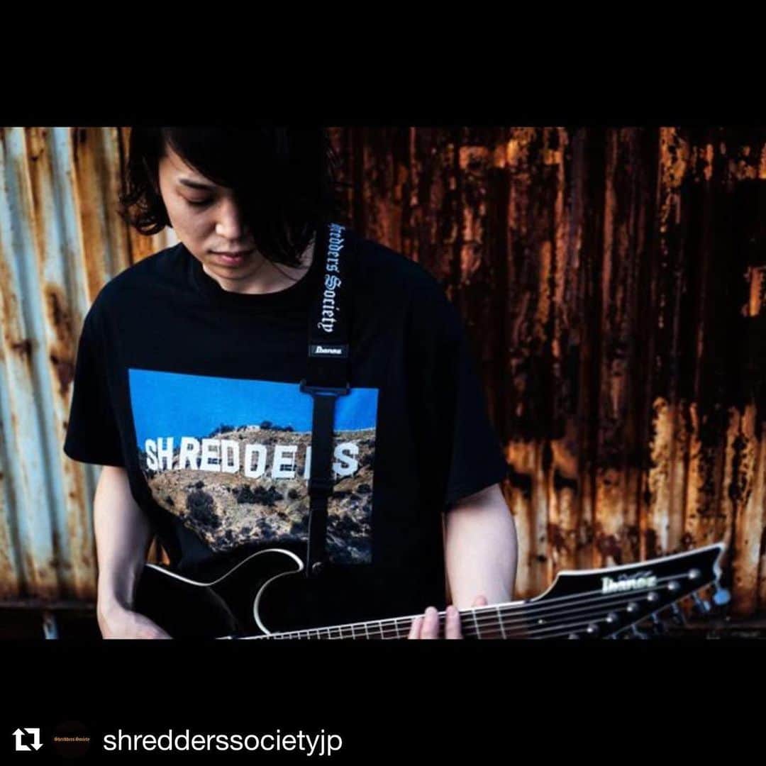 Kuboty のインスタグラム：「6/27,28の2日間、人生初のポップアップやります。﻿ Shredders Societyのアイテム全部並べて、2日間通しておれと相方のカズキ君の2人が愛情たっぷり接待しますので、皆さん奮って遊びにきてください。﻿ なお、我々と皆様の健康第一で考えポップアップの入店は常に1組2名様までといたします、ほんでもって来たい人がしっかり買い物を楽しんでもらえるように頑張って予約フォームを作りました。﻿ 詳しくはShredders Societyのアカウントをご覧ください。﻿ おれのストーリーにもリンクを貼るようにします。﻿ それでは6/27,28に下北沢で会いましょう！！！ ﻿ ﻿ #Repost @shredderssocietyjp with @get_repost﻿ ・・・﻿ 【POP UP STORE開催とSUMMER 2020発売のお知らせ 】﻿ 6月27日(土) 6月28日(日)の2日間、Shredders Society初となるPOP UP STOREを下北沢のMAGIC ROOM STOREにて開催いたします。 ﻿ 今回のPOP UP STOREでは発売中のCOLLECTION ONEのラインナップに加え新作のSUMMER 2020のアイテムの全てが店頭に並びます。﻿ POP UP STOREの店内はスペースが限られる為、安全面を考慮し入店は常に1組2名様までとなります。﻿ なお入店は予約した方を優先させていただきます。予約希望の方は下記フォームより必要な情報を入力してください。﻿ 予約フォームへのご応募は6月16日(火)12:00より 6月24日(水)11:59まで受付いたします。﻿ 皆様のご来店を心よりお待ちしております。﻿ また6月29日(月)12:00より、Shredders Society オンラインストアにてSUMMER 2020の販売を開始いたします。﻿ 商品ページは6月29日(月)12:00時以降順次公開されます。 【予約フォーム】﻿ https://forms.gle/NWkvhUmPN4G77cLr9 【開催期間】 ﻿ 6月27日(土) 12:00～20:00﻿ 6月28日(日) 12:00～20:00 【場所】 ﻿ MAGIC ROOM STORE 〒155-0032 東京都世田谷区代沢５丁目３２－１０ ラパシオン下北沢 2D ・予約応募は一人一度まででお願いします。﻿ ・安全確保の為ご入店いただけるお客様は1組に制限させていただきます。﻿ ・ご予約名義の方と付き添いの方1名、合計2名まで入店可能です。﻿ ・日時は複数選択可能ですが、必ず来店可能な日時をお選びください。なお詳細な時間の指定はできません。﻿ ・来店いただける時間は30分を予定しております。﻿ ・応募期間中であれば回答の編集が可能となっております。﻿ ・予約希望者が多数いらっしゃる時間帯は抽選となります。﻿ ・予約の詳細など来店日時はメールにてお知らせいたします。﻿ ・メールは6月24日(水)の18時以降順次送信いたします。﻿ ﻿ Shredders Society SUMMER 2020 Line Up ・HOLLYWOOD T-shirt Black﻿ ・HOLLYWOOD T-shirt White﻿ ・Revenge & Revival L/S T-Shirt Black-Purple﻿ ・Shredders Society Logo Bandana Black﻿ ・HR/HM Remake Mask﻿ ・Shredders Society / Ibanez POWERPAD® Strap﻿ ・Shredders Society / Ibanez POWERPAD® Strap Short  #shredderssociety」