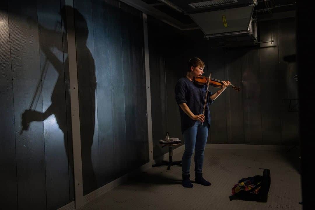 のインスタグラム：「Photo by @estherhorvath | I'm always interested in how people spend their free time in the most remote locations on our planet. Josefine Stakemann, a geophysicist, plays her violin while resident at Neumayer Station III, in Antarctica. Scientists there spend 15 months conducting research. Please follow @estherhorvath and @awiexpedition for more science stories.  Check out Nat Geo's link in bio for more on this story.」