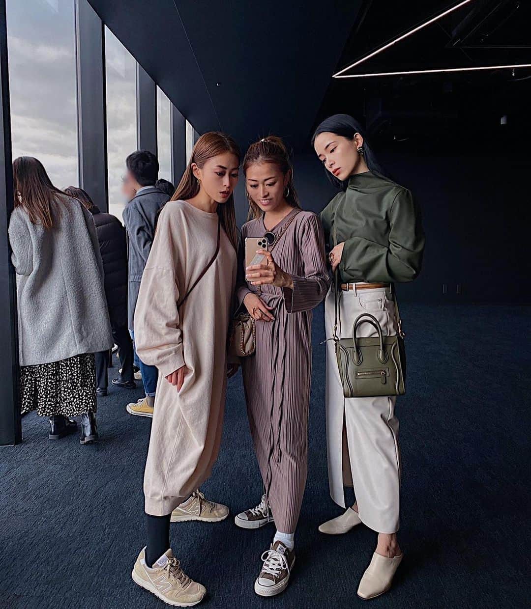 尾崎紗代子さんのインスタグラム写真 - (尾崎紗代子Instagram)「. @erimika_eri  @erimika_mika  ハッピーバースデーーー！ 奇跡の美人お洒落双子。 いつも的確なアドバイスをくれたり 私の子供達を信じられない程可愛がってくれて 子供達も二人のことが大好き。 そしてこんなに気遣い上手な人達中々居なくて 私も日々勉強させて貰ってます。 めちゃめちゃ一緒にいるけど3人で写ってる写真なくて かなり遡った。 二人のブランド @admance_official もお洒落なのに使いやすさにこだわったアイテムが多くて 私もコソコソお買い物してます。 よく喋る陽キャラみかちゃんに、 よく喋らない陰キャラ(爆)えりちゃん。 毎度思うけど、顔激似なのに中身が全く違って 互いにバランス良く支え合ってる。 双子と言う形で最高の理解者が居る二人を羨ましくも思います。 今後とも我が家は二人に甘える予定で居るので← 末長くよろしくお願い申し上げます。 . また後日改めてお祝いさせて頂きます。 . #双子 #twins #えりみか　 #みかちゃんは一日中早口で喋ってる #私も一日中早口で喋ってる #ダブル徹子 #みかちゃんといると顎が疲れる #みかちゃんのせいにした #えりちゃんは好意と示せば断らないタイプなのを分かってて #FF15をゴリゴリ勧めたら #マジでハマってくれて放っておけばずっとゲームやる #余計喋ってくれない #ここまでハマると思ってなかった #喋らない程までハマらせるつもりじゃなかった #想定外 #陰キャラタイプなの忘れてた #でも若い頃はヤンキーだったっぽい #内緒ね #絶対内緒ね #ちょっとビクビクしながら投稿します #これ怒られるかな #いやえりちゃん怒らないからちょっと嫌われる感じかな #あいつまた言わんで良いこと言ってるわって #ビクビク #それはそうとこの写真の私の髪の毛海苔みたいだな」6月16日 12時28分 - osayo_osayo
