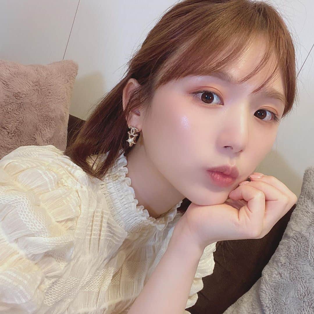 ひよんのインスタグラム：「🤳💓 ㅤㅤㅤㅤㅤㅤㅤㅤㅤㅤㅤㅤㅤ 自撮りでよくする顔集🤪😚🧐 2,3枚目のピースの仕方どうにかして🥺笑 いま流行ってるポーズってなんだろ🤭😂 ㅤㅤㅤㅤㅤㅤㅤㅤㅤㅤㅤㅤㅤ お洋服の質問多かったのだけど、 これはクアンクの新作の #ふわレディーギャザーブラウス のアイボリーだよ💓 6/20からだから楽しみにしててね😍 ㅤㅤㅤㅤㅤㅤㅤㅤㅤㅤㅤㅤㅤ #daily #feeyong #9unq #fashion #koreanstyle #희영 #꾸안꾸 #패션 #여름옷 #데일리 #ひよん #クアンク #夏服 #韓国ファッション」