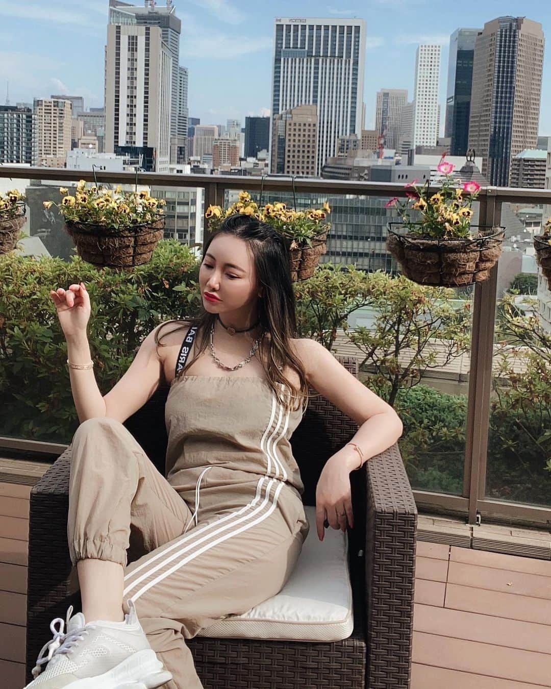 クリスティン・ウェイのインスタグラム：「My favorite outfit at home from @valmuer_official 2020SS #valmuer #cwfashion #christinewei #宅在家 #クリスティンウェイ　#ヴェルムーア　#春ファッション#quarantinelife #quaratine」