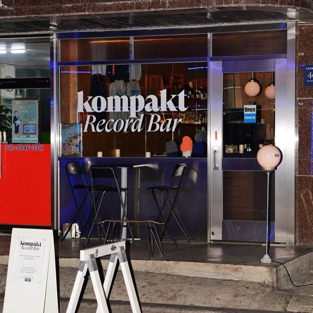 HereNowさんのインスタグラム写真 - (HereNowInstagram)「Enjoy high-fidelity sound at Kompakt Record bar owned by a member of a popular local DJ crew in Seoul. As the name Kompakt Record Bar suggests, this bar is quite small, but with DJ events on weekends, beer, wine, whiskey, and more, there is a lot to like about this place. @kompaktrecordbar 🎧📀📀💿🎼 * ソウルの人気DJクルー・360 SOUNDSのメンバーが運営する、本格的なサウンドが楽しめるDJバー  #herenowcity #herenowseoul #bestplacestogo #places_wow #awesomeearth #roamtheplanet #placestovisit #destination_wow #amazingplaces #beautifuldestination #dametraveler #recordshop #vinyl #vinyloftheday #recordcollection #vinylcollection #vinylporn #instavinyl #vinylcollector #vinyladdict #vinyllover #seoul #ソウル #ソウル旅行 #서울 #한국 #꼭가볼 #명소 #韓國自由行 #首爾」6月16日 12時36分 - herenowcity