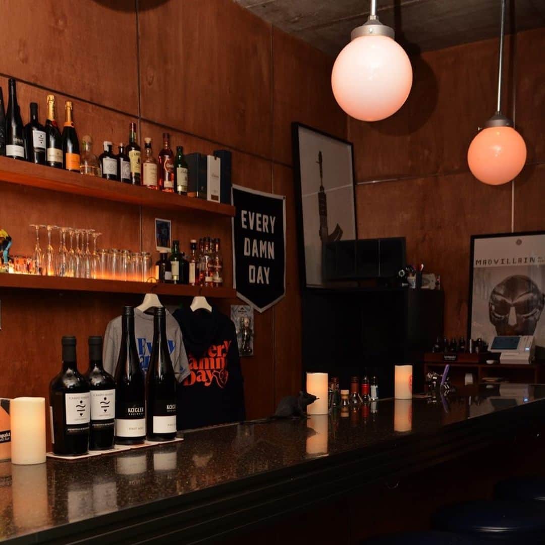 HereNowさんのインスタグラム写真 - (HereNowInstagram)「Enjoy high-fidelity sound at Kompakt Record bar owned by a member of a popular local DJ crew in Seoul. As the name Kompakt Record Bar suggests, this bar is quite small, but with DJ events on weekends, beer, wine, whiskey, and more, there is a lot to like about this place. @kompaktrecordbar 🎧📀📀💿🎼 * ソウルの人気DJクルー・360 SOUNDSのメンバーが運営する、本格的なサウンドが楽しめるDJバー  #herenowcity #herenowseoul #bestplacestogo #places_wow #awesomeearth #roamtheplanet #placestovisit #destination_wow #amazingplaces #beautifuldestination #dametraveler #recordshop #vinyl #vinyloftheday #recordcollection #vinylcollection #vinylporn #instavinyl #vinylcollector #vinyladdict #vinyllover #seoul #ソウル #ソウル旅行 #서울 #한국 #꼭가볼 #명소 #韓國自由行 #首爾」6月16日 12時36分 - herenowcity