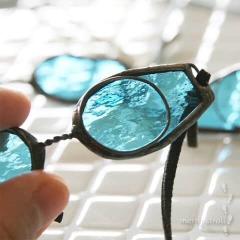 ヴィレッジヴァンガードオンラインストアさんのインスタグラム写真 - (ヴィレッジヴァンガードオンラインストアInstagram)「首から下げれば そこはプールサイド🏖  merry strollさんの新作はガラスでできた水泳ゴーグルのネックレス!!! 光が当たるととてもきれいです。 スエード調の紐は全部で3色。  もう夏はすぐそこまで。  #merrystroll #アクセサリー  #ネックレス  #ガラスアクセサリー  #水泳ゴーグル  https://vvstore.jp/feature/detail/8549/」6月16日 12時41分 - village_vanguard