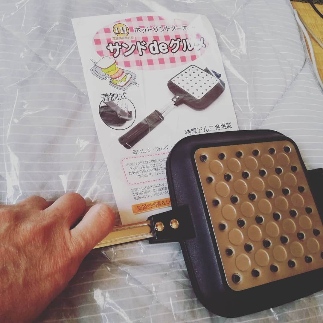 松本隆博のインスタグラム：「。 2ヶ月買うかどうか悩み ^^;^^;^^;。ついに買ったー ホットサンドメーカーを！ ＼(⌒日⌒）／ 初挑戦でもこんなに上手く 出来たよ(^ ^)。やはりでも ハムやベーコンは必要だね。 ウインナーとかコロッケとか シラスも！！…作りたい！！ 最近は食べるよりも作りたい 方が気持ち強い（＾Ｏ＾）」