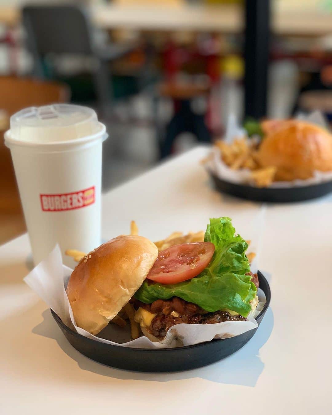 戸島花のインスタグラム：「🍔🍔🍔 お腹すいたな みんなお昼ご飯食べた？ #チリチーズバーガー #ポテト #スプライト」