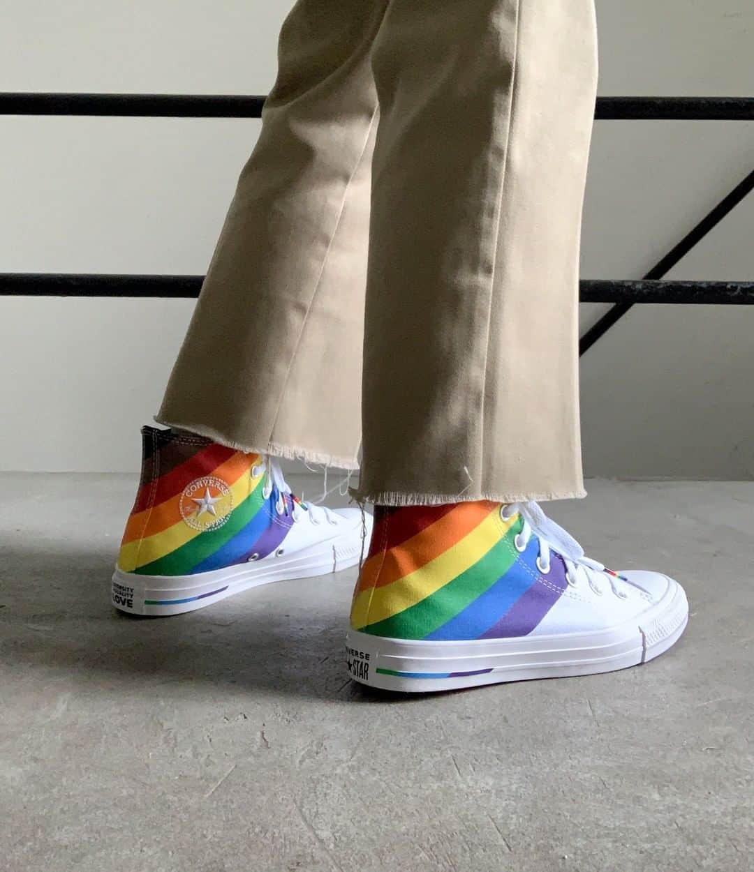 ASOSさんのインスタグラム写真 - (ASOSInstagram)「Flexing all the colours 🌈 #ProudTogether 📸 @wideawakearthquake (she/her) 🔎Converse Rainbow Chuck Taylor (1707805)」6月16日 23時35分 - asos