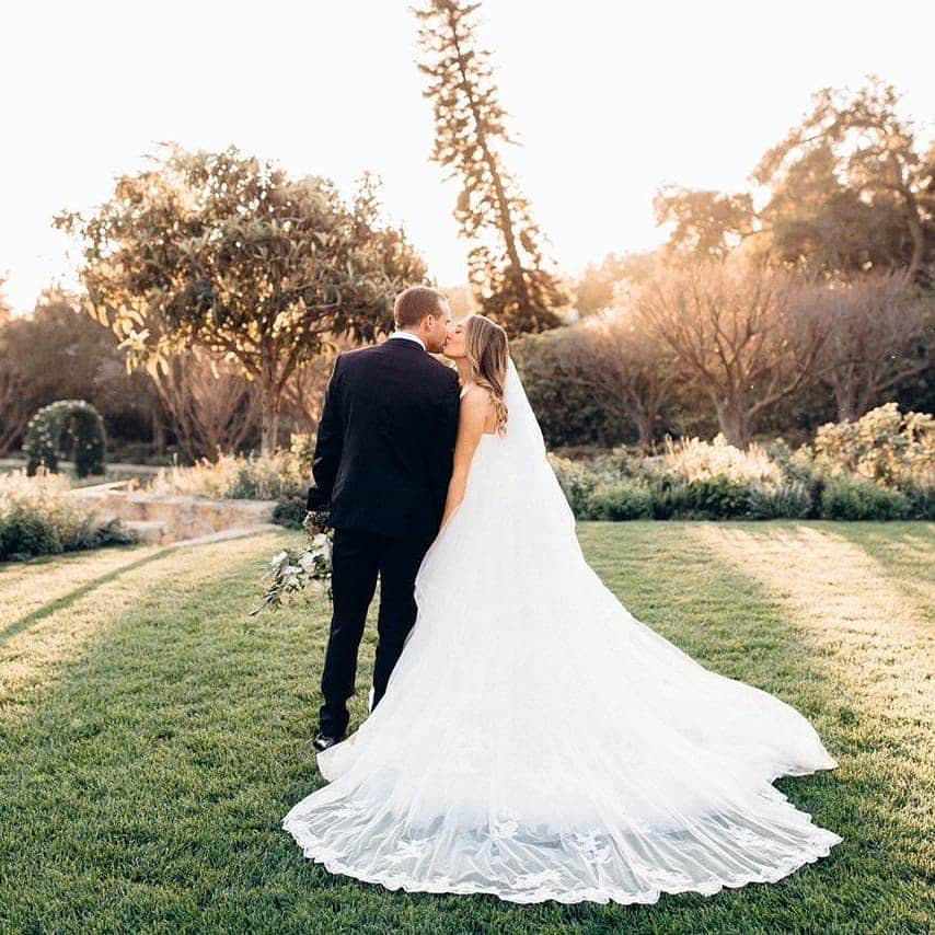 Pronoviasさんのインスタグラム写真 - (PronoviasInstagram)「Happily ever after 🌟 This is one of the many #PronoviasBrides who fell in love with her gown at first sight. It was the Eliseo dress! Make an appointment and find your dress. PHOTO BY @saraknobelphoto 💫」6月16日 23時39分 - pronovias