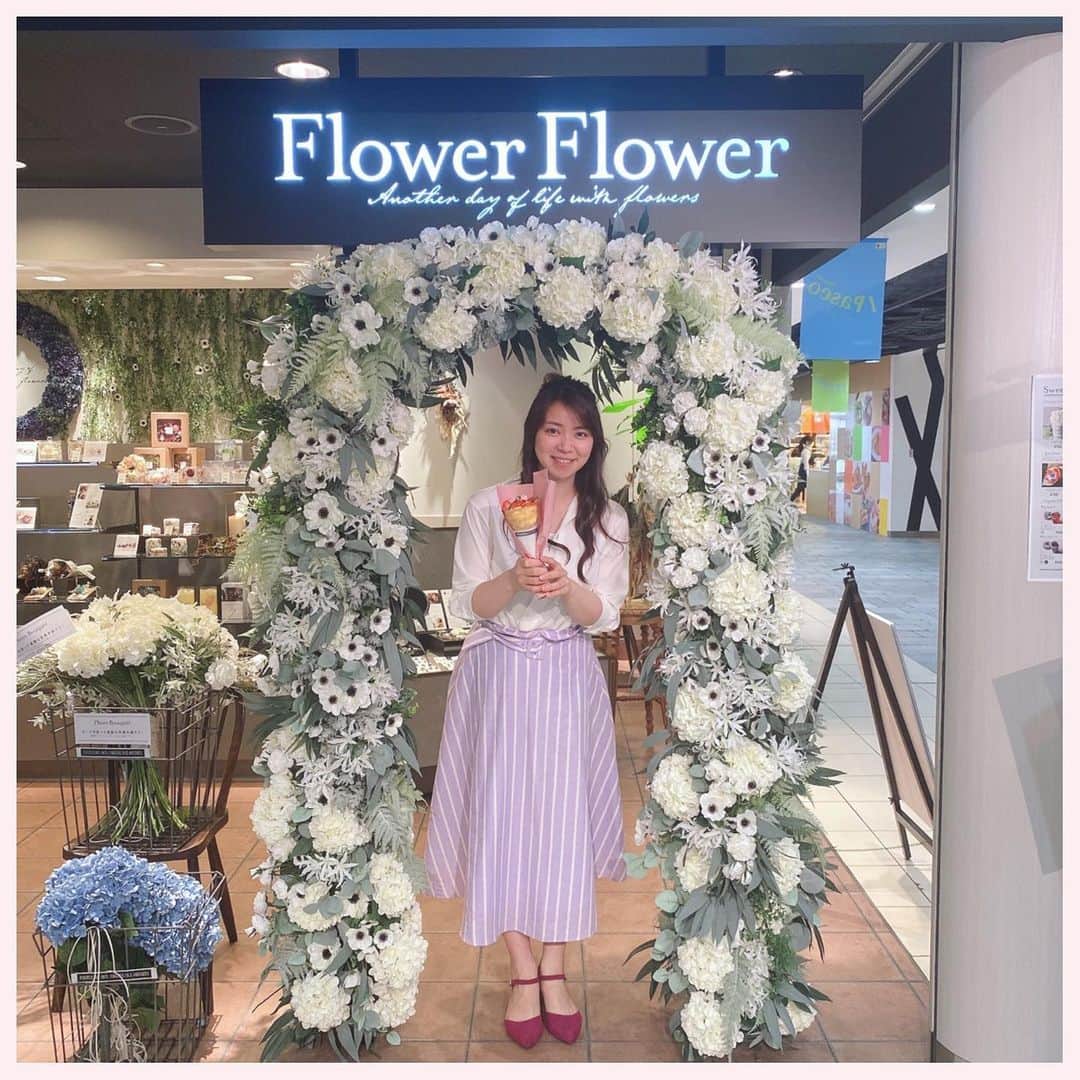 谷藤博美のインスタグラム：「花が大好き  スイーツ大好き  そんな人にはたまらない  素敵な新店舗  flower flower がパセオにオープンしましたよ！  @flowerflower_sapporo  お花にみえるソフトクリーム  食べられるお花がトッピングされたチーズティー  花束のブーケがモチーフのクレープ 「食べるのがもったいないですね！」と無意識に何度言ったかわかりません。笑  プライベートで言ったら恐らく食べ始めるまでに撮影会がはじまるくらい見た目が可愛い。  そして、味も美味しい。  お花好きの方は是非一度足を運んで欲しいお店です💐💖 詳しくは近日、今日ドキッ！内のドキコレで放送予定です。  花束クレープは 笑顔で店員さんに渡されたら ときめきました♡  店員さんの制服も可愛かったので要チェック！  #谷藤博美　#アナウンサー　#北海道放送　#札幌カフェ　#これがインスタ映え　#flowers #札幌スイーツ　#ソフトクリーム　#エディブルフラワー　#チーズティー　#ディレクターさんもニッコリ　#きゅん　#花　#可愛い　#フォトスポットもいっぱい」