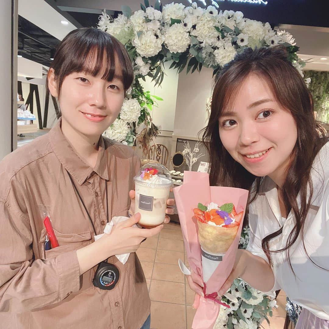 谷藤博美さんのインスタグラム写真 - (谷藤博美Instagram)「花が大好き  スイーツ大好き  そんな人にはたまらない  素敵な新店舗  flower flower がパセオにオープンしましたよ！  @flowerflower_sapporo  お花にみえるソフトクリーム  食べられるお花がトッピングされたチーズティー  花束のブーケがモチーフのクレープ 「食べるのがもったいないですね！」と無意識に何度言ったかわかりません。笑  プライベートで言ったら恐らく食べ始めるまでに撮影会がはじまるくらい見た目が可愛い。  そして、味も美味しい。  お花好きの方は是非一度足を運んで欲しいお店です💐💖 詳しくは近日、今日ドキッ！内のドキコレで放送予定です。  花束クレープは 笑顔で店員さんに渡されたら ときめきました♡  店員さんの制服も可愛かったので要チェック！  #谷藤博美　#アナウンサー　#北海道放送　#札幌カフェ　#これがインスタ映え　#flowers #札幌スイーツ　#ソフトクリーム　#エディブルフラワー　#チーズティー　#ディレクターさんもニッコリ　#きゅん　#花　#可愛い　#フォトスポットもいっぱい」6月16日 23時41分 - tanifuji_63