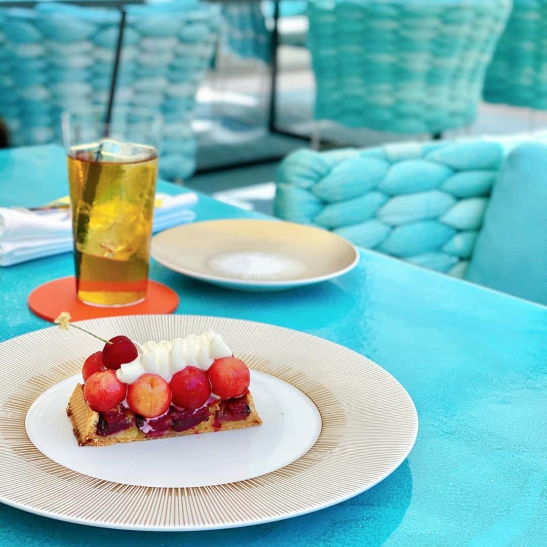 梅谷安里さんのインスタグラム写真 - (梅谷安里Instagram)「お天気最高だったから @louisvuitton のカフェへ💠 テラスで風が気持ちよかった🌈 🦋🦋🦋🦋🦋🦋🦋🦋🦋 #lecafev#louisvuitton  #outfit#ootd#fashion #カフェ#コーデ #LV」6月16日 22時08分 - anriworld