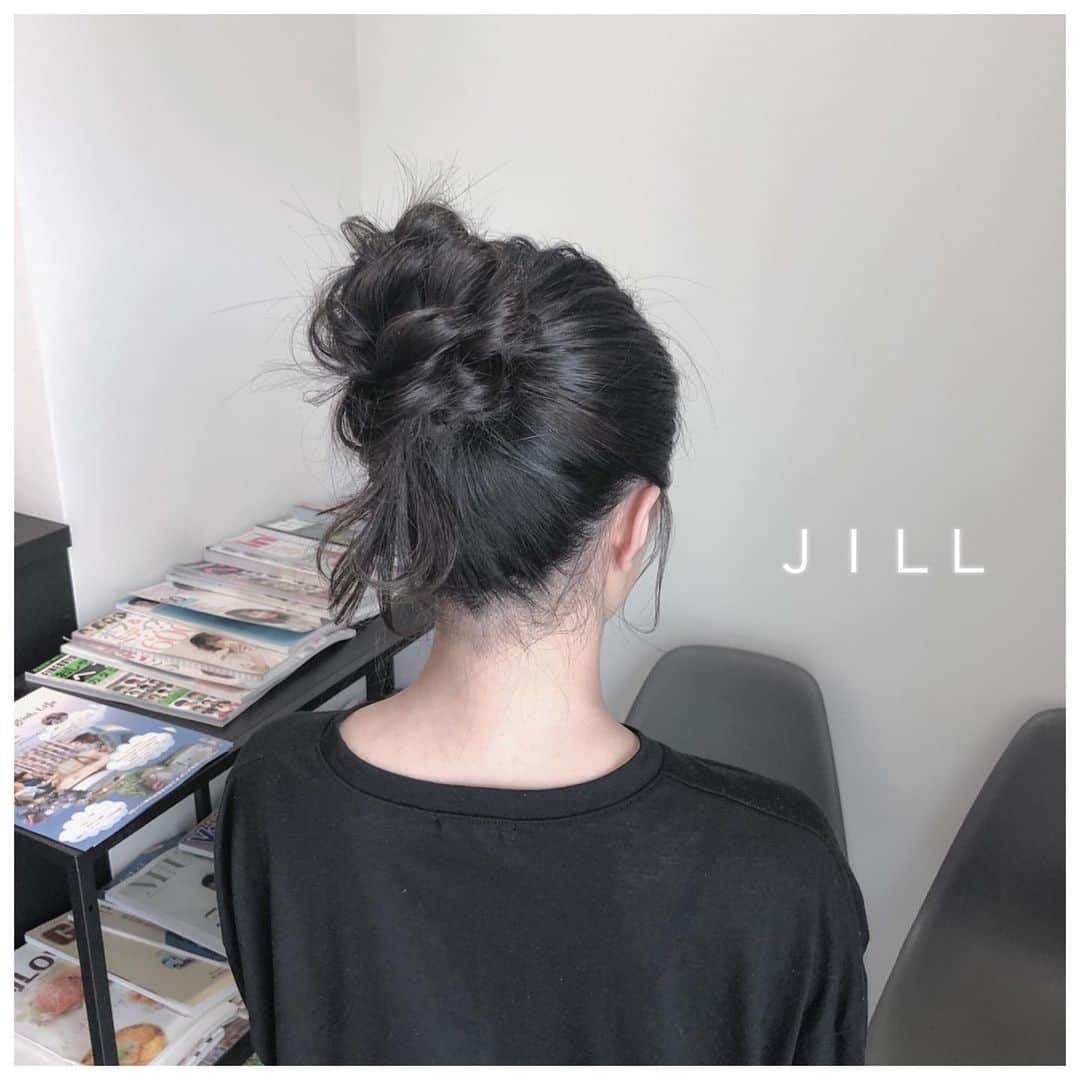 ハナフサユウスケのインスタグラム：「お団子♪ ＊ ＊ 今からはコレだねー ＊ ＊ #hair#hairarrange#hairstyle#fashion#アレンジ#ヘアアレンジ#ヘアセット#結婚式ヘア#プレ花嫁#赤穂#岡山#姫路#美容室#美容師#簡単アレンジ#アレンジ動画#ヘアアレンジ動画#ヘアアレンジ解説#アレンジ解説#ヘアアレンジやり方#ハーフアップ#updo#サロンモデル#サロモ#撮影#お団子#ブライダルヘア#ネイルデザイン#お団子ヘア」