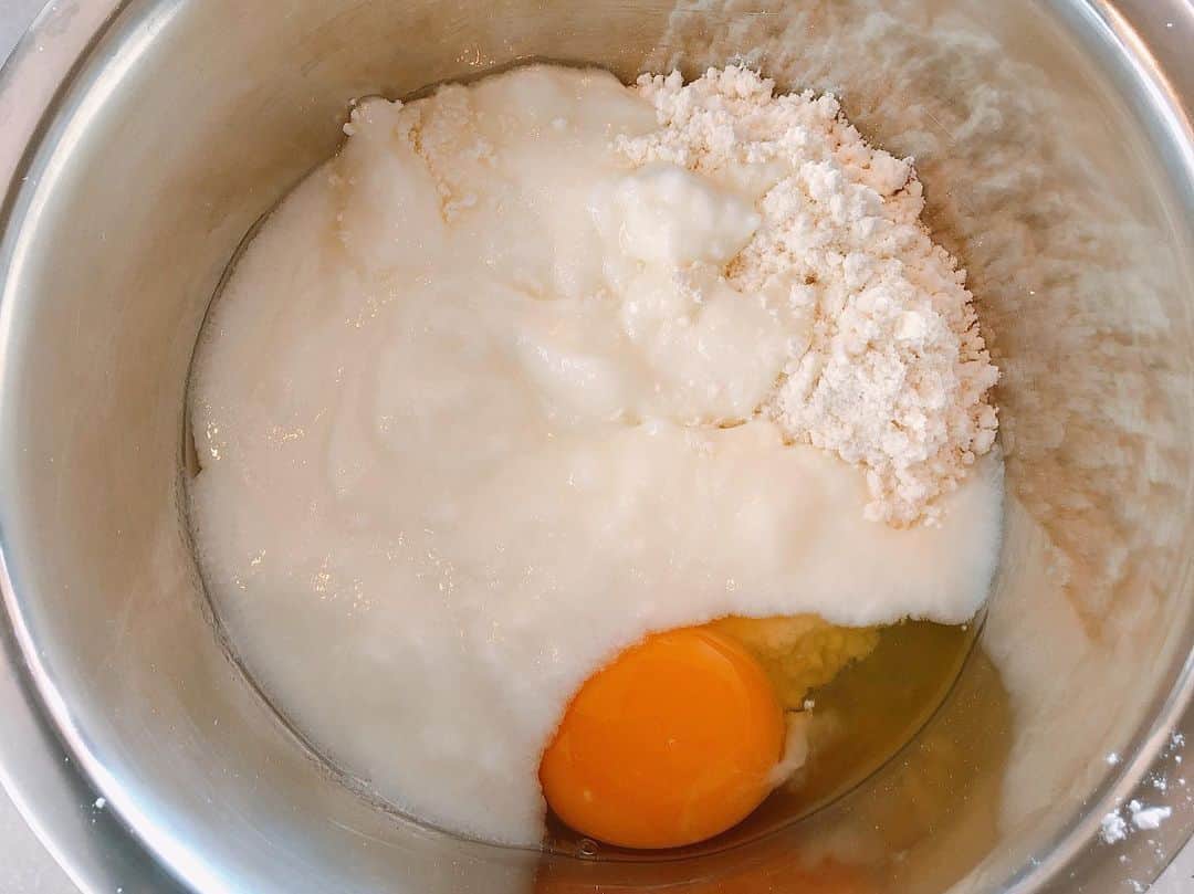 倉岡生夏さんのインスタグラム写真 - (倉岡生夏Instagram)「ＨＮでヨーグルトパンケーキ🥞 ・ ・ ・ HM100g 卵１つ ヨーグルト110cc  材料をボールでまぜまぜ⭐️ ・  牛乳の代わりにヨーグルトをつかうことによってふわふわさっぱり食べられます💓 ・ ・ ・ フライパンの上にダイソーシリコン型を乗せて焼きました^ ^ ノンオイルで更にヘルシー⭐️ ・ ・ ・ ようやく薄力粉やHMがスーパーに並ぶようになってきましたねぇ〜！ ・ 米粉を常備してたので助かりましたw レッスンで作るクレープもグルテンフリーです💓 ・ ・ ・ ・ ・ ・ #おうちカフェ #デリスタグラマー #スイーツ作り  #愛され料理 #クッキングラム #レシピ #ダイソーシリコン型  #おうちディズニー  #プーさんパンケーキ  #delistagrammer  #pancakes  #sweetstagram  #pooh  #ホットケーキミックスレシピ  #パンケーキ作り #100g #hm #hn #米粉 #グルテンフリ #スイーツ!」6月16日 22時13分 - kinatty.land