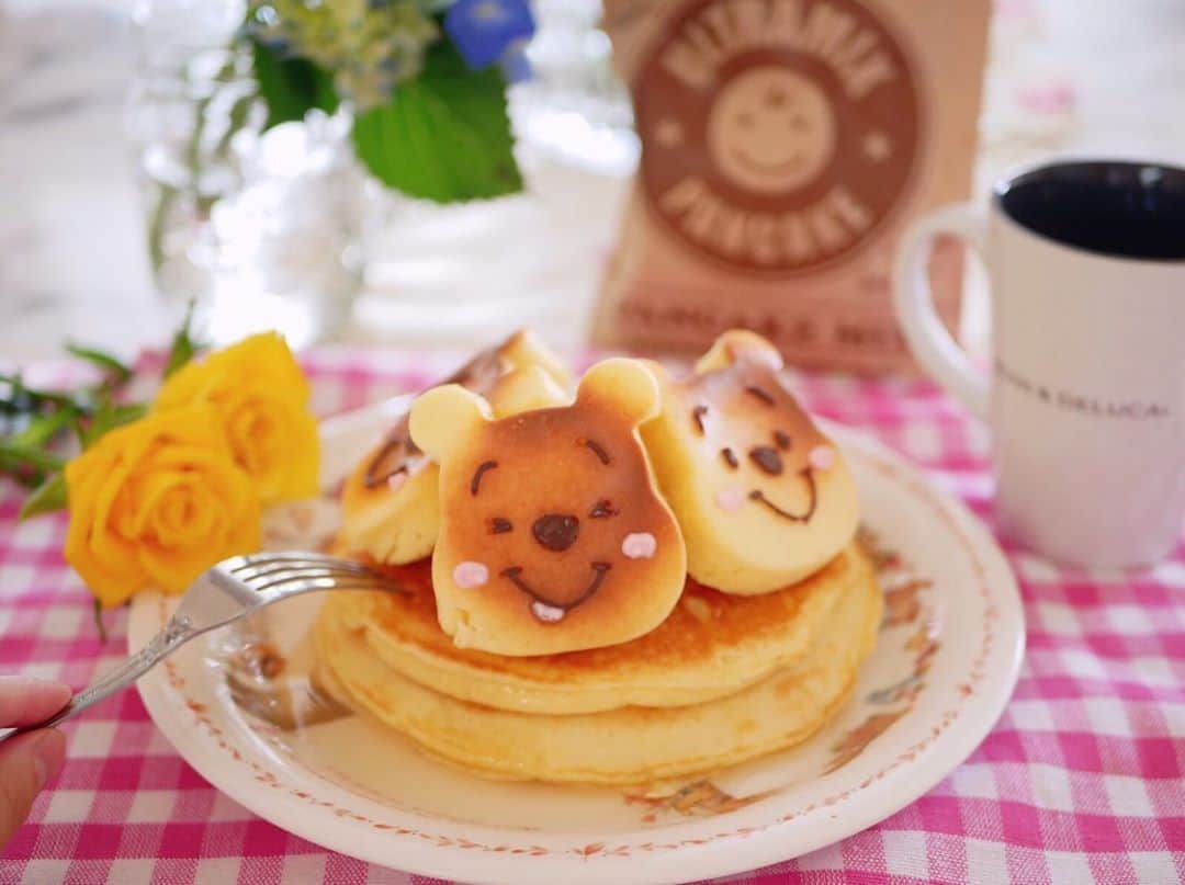 倉岡生夏のインスタグラム：「ＨＮでヨーグルトパンケーキ🥞 ・ ・ ・ HM100g 卵１つ ヨーグルト110cc  材料をボールでまぜまぜ⭐️ ・  牛乳の代わりにヨーグルトをつかうことによってふわふわさっぱり食べられます💓 ・ ・ ・ フライパンの上にダイソーシリコン型を乗せて焼きました^ ^ ノンオイルで更にヘルシー⭐️ ・ ・ ・ ようやく薄力粉やHMがスーパーに並ぶようになってきましたねぇ〜！ ・ 米粉を常備してたので助かりましたw レッスンで作るクレープもグルテンフリーです💓 ・ ・ ・ ・ ・ ・ #おうちカフェ #デリスタグラマー #スイーツ作り  #愛され料理 #クッキングラム #レシピ #ダイソーシリコン型  #おうちディズニー  #プーさんパンケーキ  #delistagrammer  #pancakes  #sweetstagram  #pooh  #ホットケーキミックスレシピ  #パンケーキ作り #100g #hm #hn #米粉 #グルテンフリ #スイーツ!」