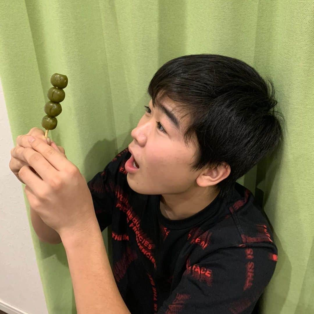 鈴木福さんのインスタグラム写真 - (鈴木福Instagram)「僕の大好きなお菓子！ 京都に行くと大体いつも買います。  抹茶団子！  尊い…！(笑)  今日で15歳とお別れ！！ 楽しく、ステップアップに繋がる1年になりました！！ 16歳でやりたいことは、明日書こうかな？  おやすみなさい！！ #鈴木福#お菓子#京都#お土産#抹茶#団子#15歳#さらば15歳#こんにちは16歳#楽しい楽しい16歳が待っている！はず！！」6月16日 22時17分 - s_fuku_te