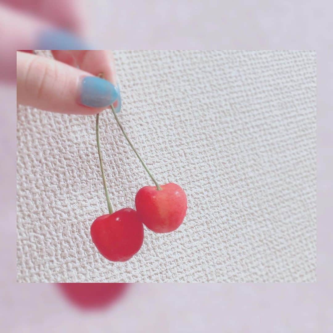 桜野羽咲さんのインスタグラム写真 - (桜野羽咲Instagram)「🍒﻿ ﻿ ﻿ ﻿ #cherry #fruits #yummy #summer #nails #sheer #sheernails #skyblue #natural #japan #photography #🍒」6月16日 22時20分 - sakuranousa