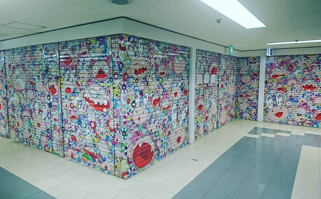のインスタグラム：「「おしゃれなシャッター」を発見！意外な場所にあってびっくり♪  #オシャレ #シャッター #シャッターアート #レギュラー松本 #あるある探検隊 #kawaii #かわいい #村上隆 さん」