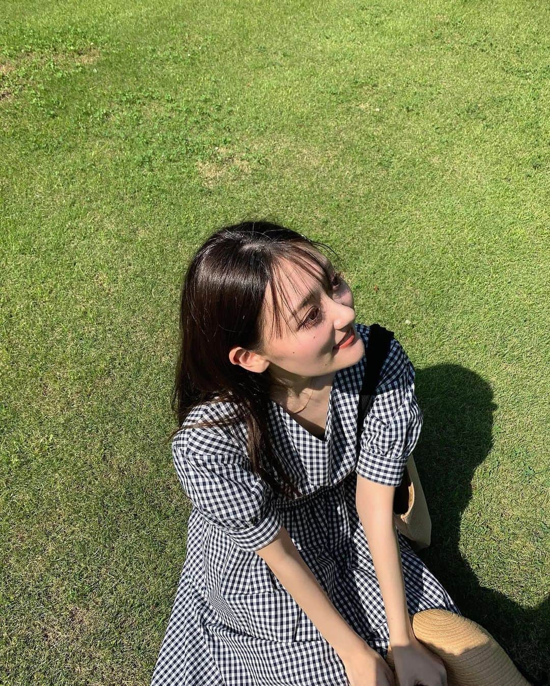 石綿日向子さんのインスタグラム写真 - (石綿日向子Instagram)「今回は虫くんがいなくて芝生に座ることができた🧺💐お洋服はまたママの着ちゃった🥺靴はラメがキラキラしててお気に入りだよ〜🥺🙋🏻‍♂️✨ #ピクニックデート」6月16日 22時38分 - hinako_ishiwata