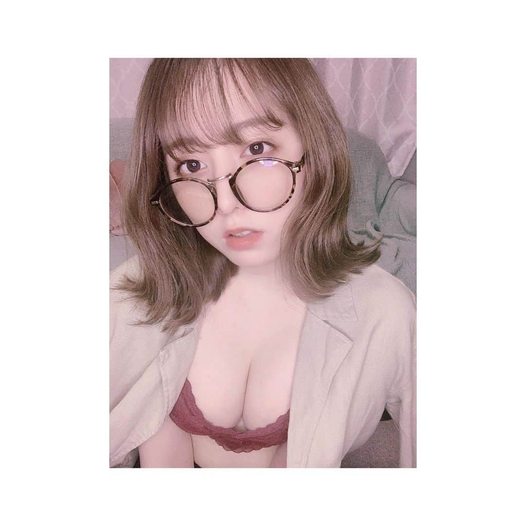 前田美里のインスタグラム：「お家グラビア。メガネ。 . #おうち時間 #stayhome #水着 #グラビア #gravure #メガネ #👙 #bikini #film #film_jp #写真好きな人と繋がりたい #ヲタク #日向坂46 #欅坂46 #japanesegirl #follow #followme #instalike」