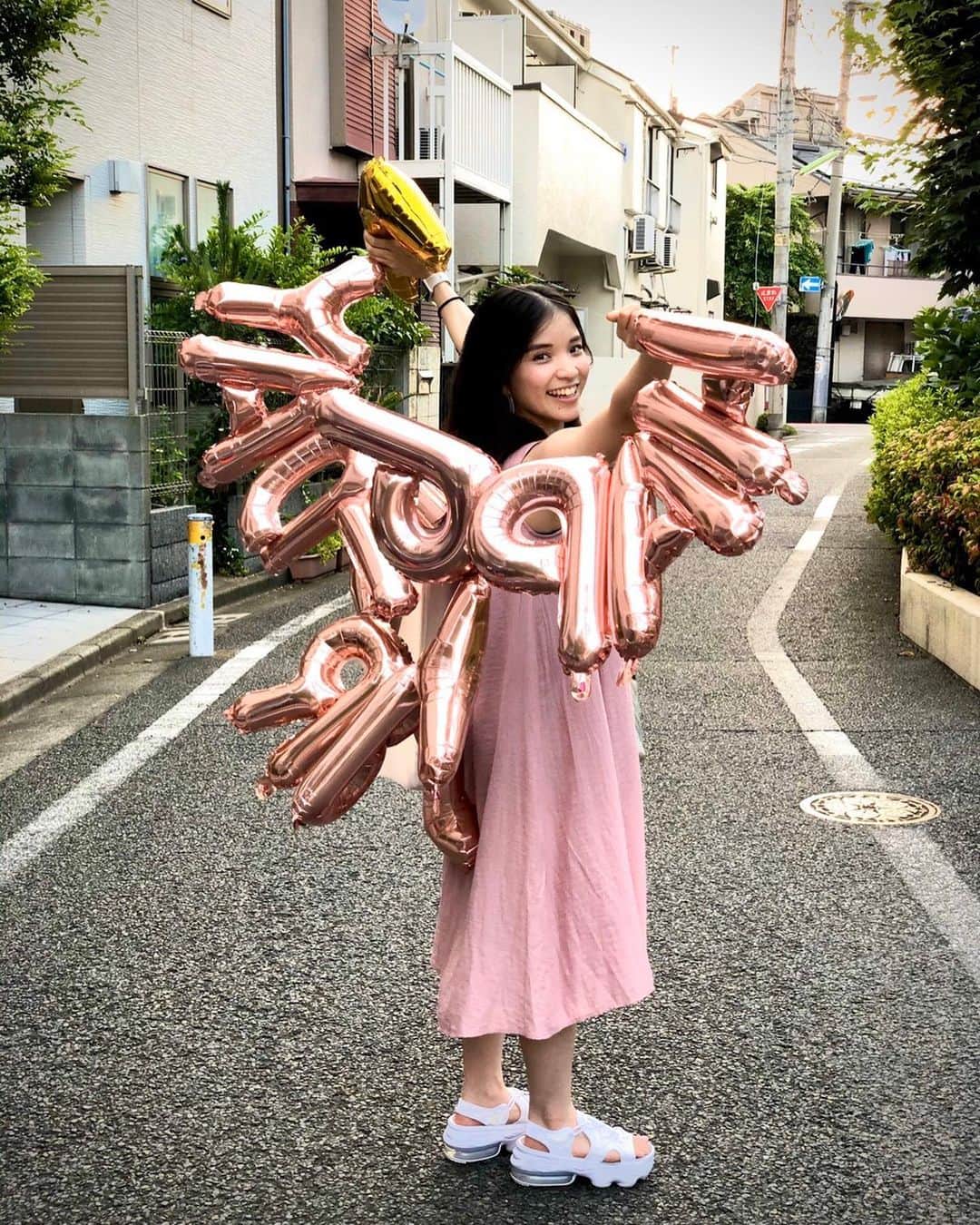 仮谷せいらのインスタグラム：「今日で27歳になりました！  応援してくれる方がたっっっくさんいて、 音楽を続ける事が出来て、 お祝いに駆けつけてくれる友達がいて、 本当に本当に幸せ者です😢  いくつになってもマイペースだと思いますが 誰かを笑顔に出来る様に日々頑張ります！！！ 産んでくれたママ、ありがとう💕  #シャンパンちゃんぽんにより仮谷死亡」