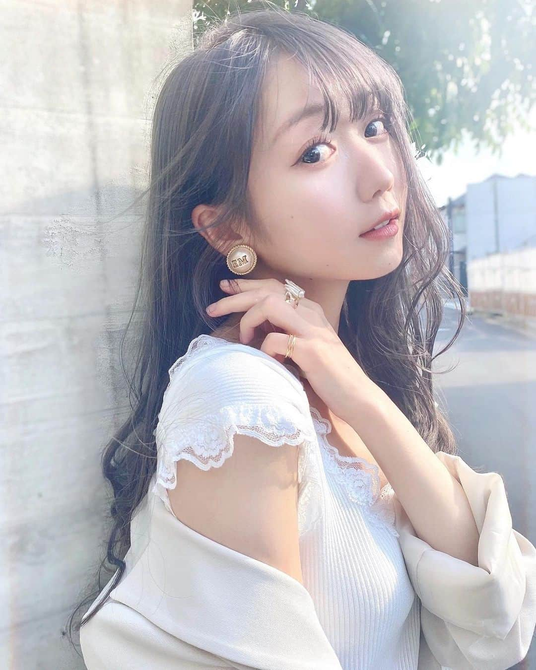 大谷映美里さんのインスタグラム写真 - (大谷映美里Instagram)「🕊 ㅤㅤㅤㅤㅤㅤㅤㅤㅤㅤㅤㅤㅤ ヘアカラーチェンジしてきたよ🤍 今回も #わたるマジック ✨ ㅤㅤㅤㅤㅤㅤㅤㅤㅤㅤㅤㅤㅤ 光に透ける透明感たっぷりのミルクティーカラー🍨💓 シナモンベージュをメインに バイオレット、フォギーベージュ、プラチナシルバーを 配合しているそうです☺️ ㅤㅤㅤㅤㅤㅤㅤㅤㅤㅤㅤㅤㅤ 色落ちも楽しめるように濃いめに入れていただきました🗝 4枚目はフィルターなしのお写真。 とっても可愛くてお気に入り♡ ㅤㅤㅤㅤㅤㅤㅤㅤㅤㅤㅤㅤㅤ #cachecache わたるさん、ありがとうございます！🌸」6月16日 22時58分 - otani_emiri