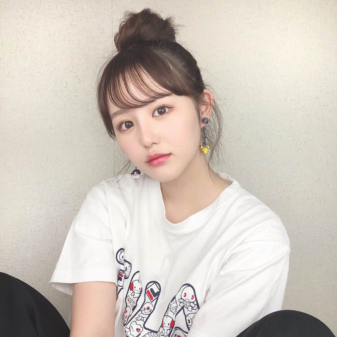 伊藤小春のインスタグラム：「・﻿ なんか大人っぽいかも……？（カッコつけてるだけ）﻿ お団子？いいえ白玉ヘアです○﻿ ﻿ ﻿ ﻿ 雑談。今日眉毛の脱色してみたんですよ﻿ ﻿ 「私の眉毛しっかりしてるから手強いだろうな〜」って所定より長めに時間をおいたんです﻿ ﻿ ﻿ そしたら、超サイヤ人（黒髪ver）が出来上がってしまいました🙈きゃあ🙈﻿ まあ超サイヤ人ならまだいいんですよ﻿ ﻿ ﻿ ﻿ 遠目から見たら完全に"能面'なんですが…………」