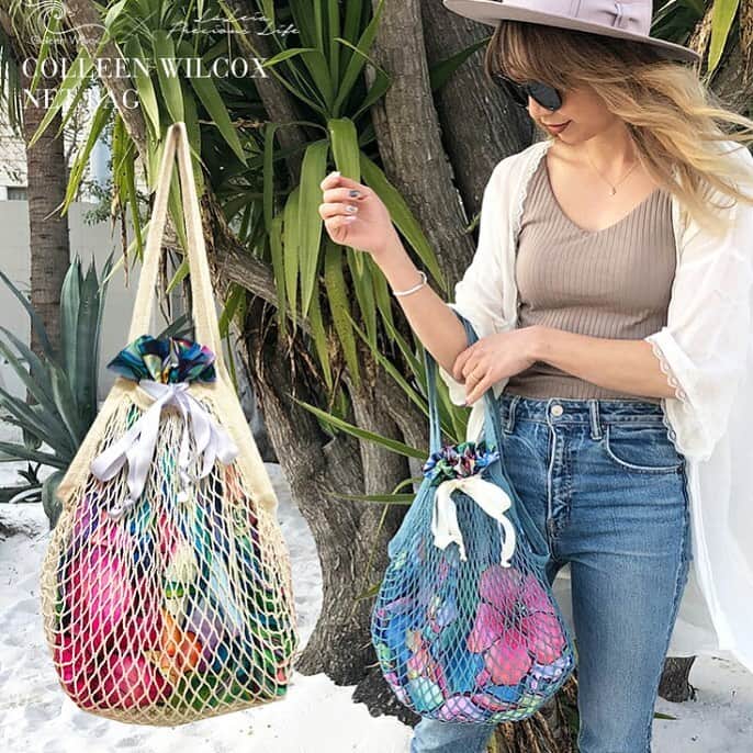 ラレイアのインスタグラム：「🌴 今年もこちらが映える季節になってきました🌞🌈 ・ 残りわずか🧡 Colleen Wilcoxのアートデザイン巾着がセットのネットバッグ😊✨ ・ セットで使っても別々でも使用できます❤︎ ・ ・ ・ ---La Leia Precious Life(ラレイア)--- @laleia_official ・ 楽天市場店 https://www.rakuten.co.jp/laleia-p-life/ ・ au wowma店 https://wowma.jp/user/52666346 ・ Yahooショッピング店 https://shopping.geocities.jp/laleia-p-life/ ・ ・ @laleia_official  @colleenwilcoxgallery_jp  #colleenwilcox#art#hawaii#aloha#surf#beach#laleia#ハワイ#フォトジェニック#インスタ映え#インスタ女子#アロハ#ビーチ#海を感じる雑貨#ラレイア#アート#ビーチガール#サーフスタイル#大人カジュアル#キャップ #コリーンウィルコックス#ギフト#プレゼント#ネットバッグ」