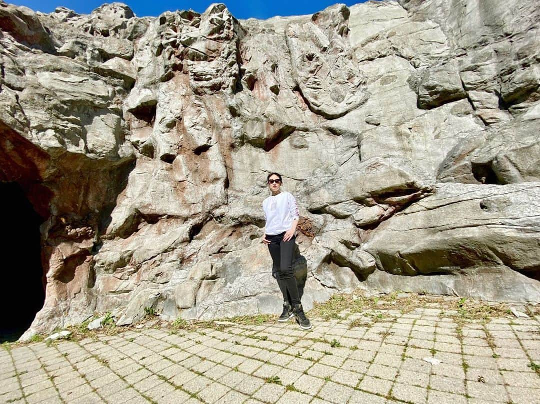 瀬稀ゆりとのインスタグラム：「❤️🧡💚 THE ROCK WALL.  トロントの夏、気温は低くても日差しが強い☀️ . . . #toroto #torontlife #feelnature #excercise #sunnyday #airjordan #bikeshearing #晴れ #トロント生活 #サングラス #日焼け止め必須」