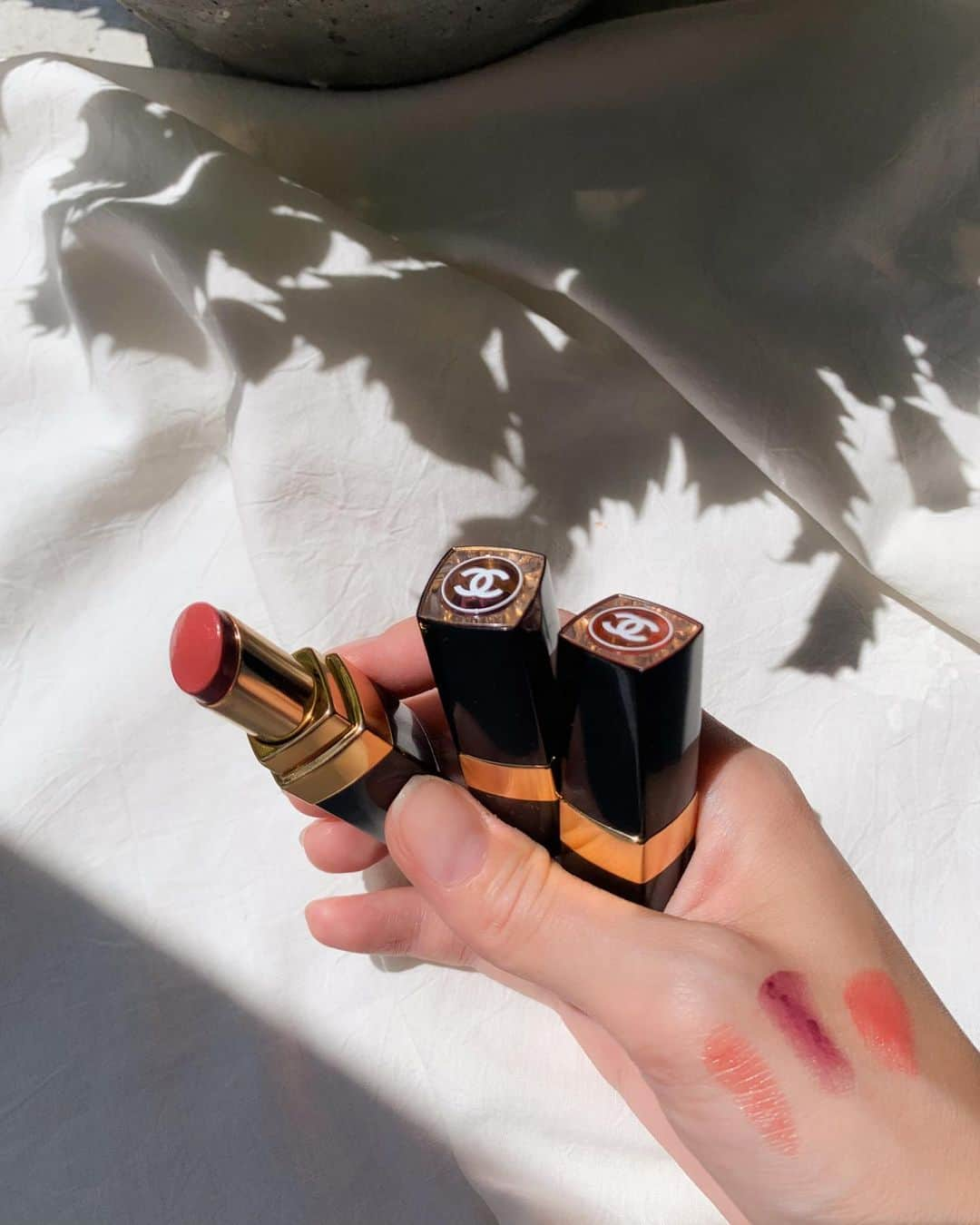 浦川望美さんのインスタグラム写真 - (浦川望美Instagram)「CHANELさんから頂いた、CHANEL ROUGE COCOFLASH 昨年購入してから愛用しているシリーズなので嬉しい… 滑らかな付け心地で唇に自然な潤いと透明感をくれる。 グロスのようにベタっとせず(ベタっとしないグロスがあったらすみません)、付けた感が強くないのも個人的には凄く好き。 なにより顔色が良く見えるので、(本当に!)私の必需品。 左から144.128.124 特に144が今の髪色に合うのでお気に入り。 付けた写真も後ほど…。 #chanel#rougecoco#ココフラッシュ」6月16日 22時54分 - noz_omi