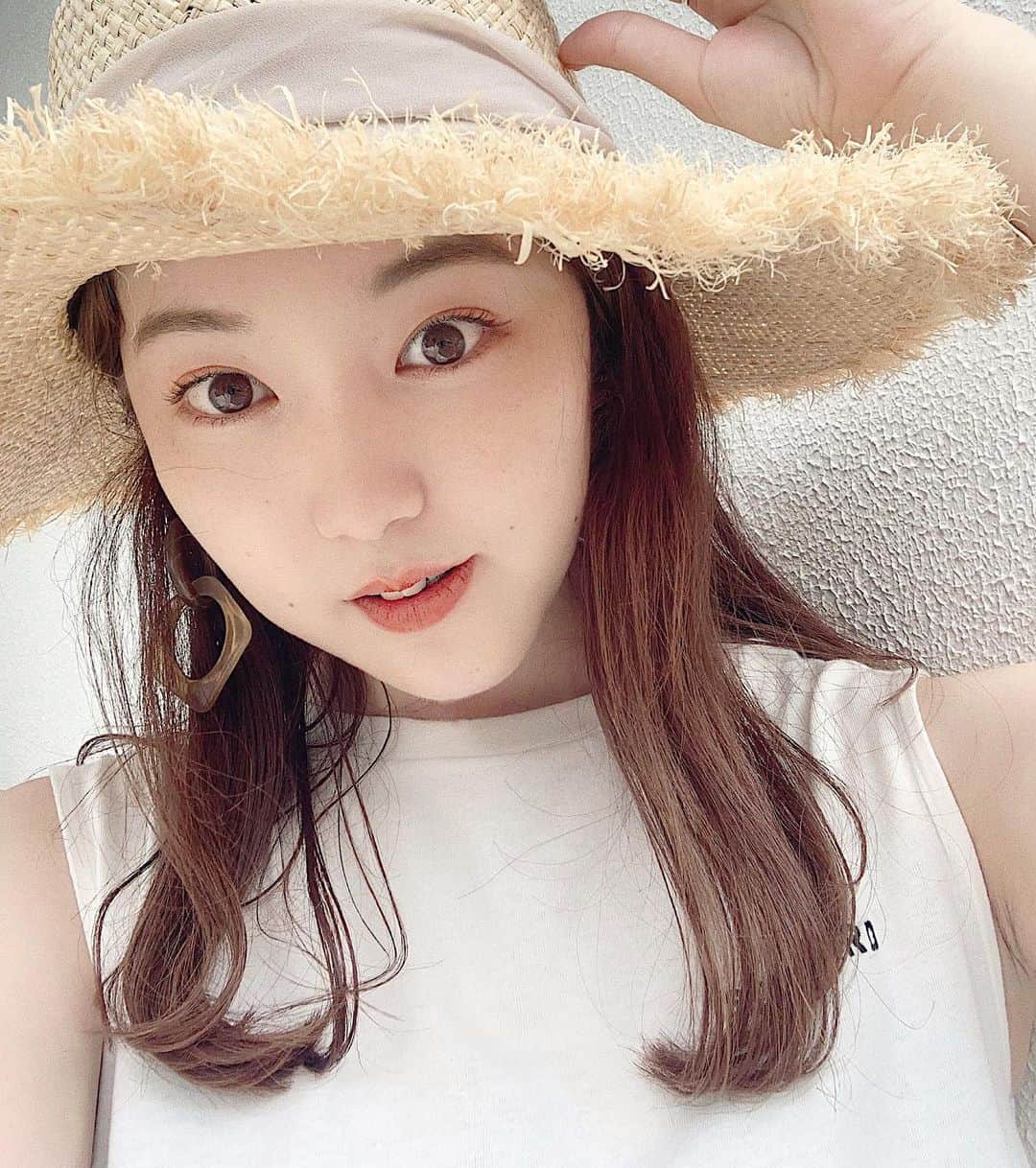 mina hinokuchiのインスタグラム：「. 本当に最近日差しが強い☀︎ この夏帽子沢山欲しい気分だったから まずはこの子をget👒 . 私のワガママな癖毛たちを 夏はハットでどうにかする作戦！でも多様してます笑 . #whoswhochico #salonbychico #フーズフーチコ　#チコ　#ストローハット　#帽子 #リボンは取り外し可能です」