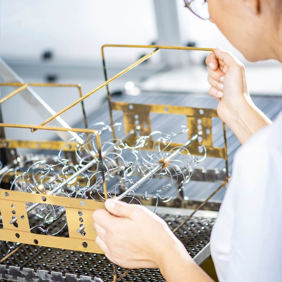シルエットのインスタグラム：「To form true masterpieces, 80% of the steps used to create Silhouette’s metal rimless eyewear are conducted by hand. ⁠⠀ 1. Dip-dying for a uniform intensity of color across the frames. ⁠⠀ 2. Electroplating to give a permanent thin coating in colors of chrome, rhodium, ruthenium, black or gold.⁠⠀ 3. Quality check of the final product.⁠⠀ .⁠⠀ .⁠⠀ .⁠⠀ #silhouetteeyewear #tryitwearitloveit #eyeweardesign #luxuryeyewear #fashioneyewear #opticalframes」