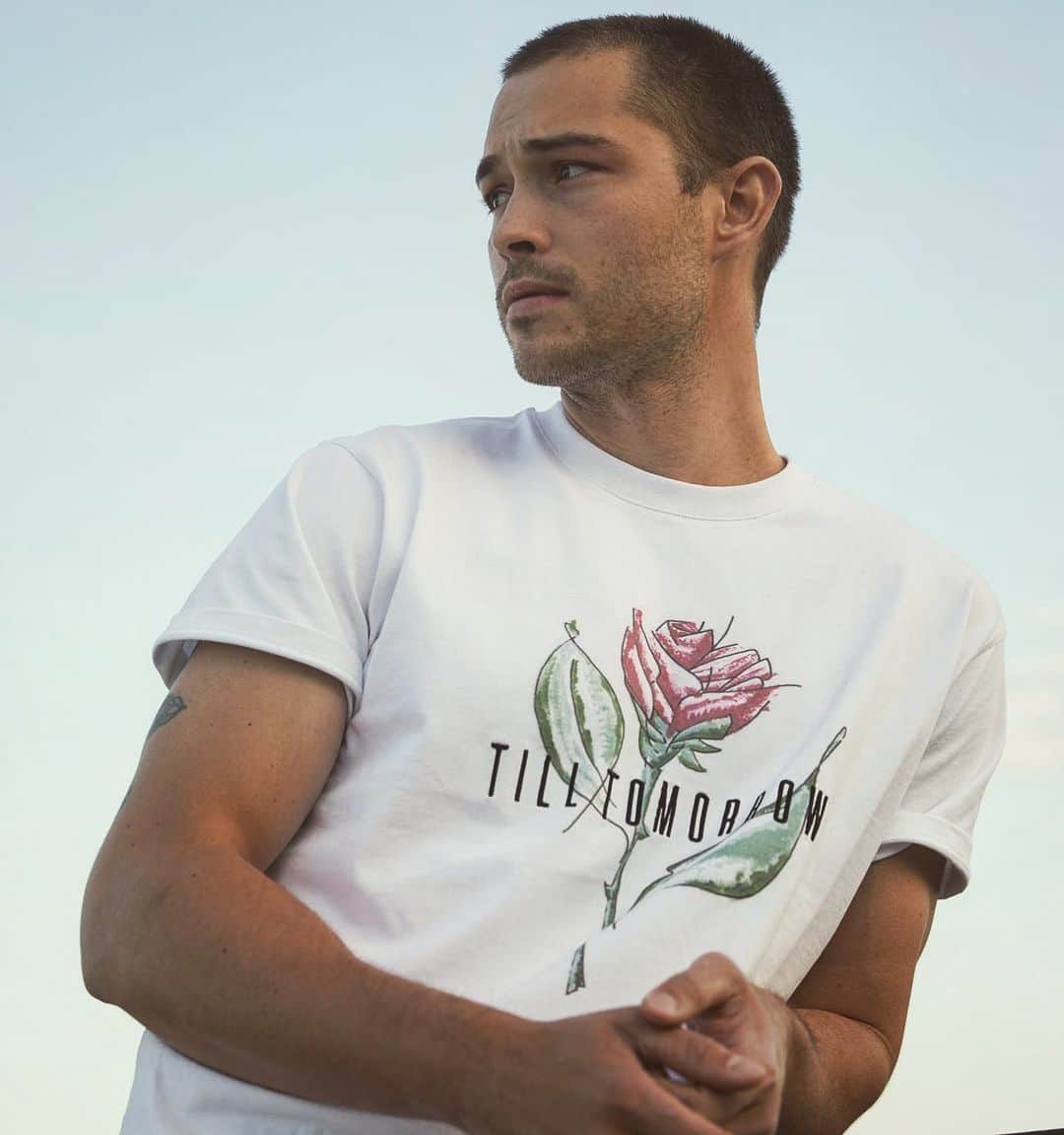 フランシスコ･ラチョースキーのインスタグラム：「-GIVEAWAY- Go to @tilltomorrow__official account -  1.follow @tilltomorrow__official  2.like the last post  3.tag 3 friends in the comment (make sure they follow @tilltomorrow__official)  To have a chance to win the Rose t-shirt.(winner will be announce Friday). The giveaway is only valid at the till tomorrow account! Don’t tag on my account. #goodluck」