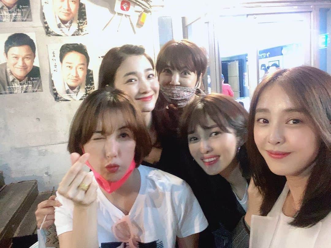 パク・ウネさんのインスタグラム写真 - (パク・ウネInstagram)「현정언니 연극 #돌아온다 보고 왔어용~~ 정말 너무너무너무너무 말로 설명할 수 없을 만큼 감동적인 훌륭한 작품이었어요~ 강추 합니다~~ 우리 #우다사 멤버 모두 #박현정 언니 응원 ~~^^ 우리 여자들이 함께 빠져버린 #스님 역 #최영준 님 ~~ 우리 모두 팬됐음 ~~ 어떻게 하면 그렇기 연기를 잘 할 수 있을까 .... #대학로」6月16日 23時07分 - eunhye.p