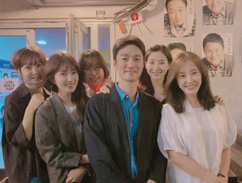 パク・ウネさんのインスタグラム写真 - (パク・ウネInstagram)「현정언니 연극 #돌아온다 보고 왔어용~~ 정말 너무너무너무너무 말로 설명할 수 없을 만큼 감동적인 훌륭한 작품이었어요~ 강추 합니다~~ 우리 #우다사 멤버 모두 #박현정 언니 응원 ~~^^ 우리 여자들이 함께 빠져버린 #스님 역 #최영준 님 ~~ 우리 모두 팬됐음 ~~ 어떻게 하면 그렇기 연기를 잘 할 수 있을까 .... #대학로」6月16日 23時07分 - eunhye.p