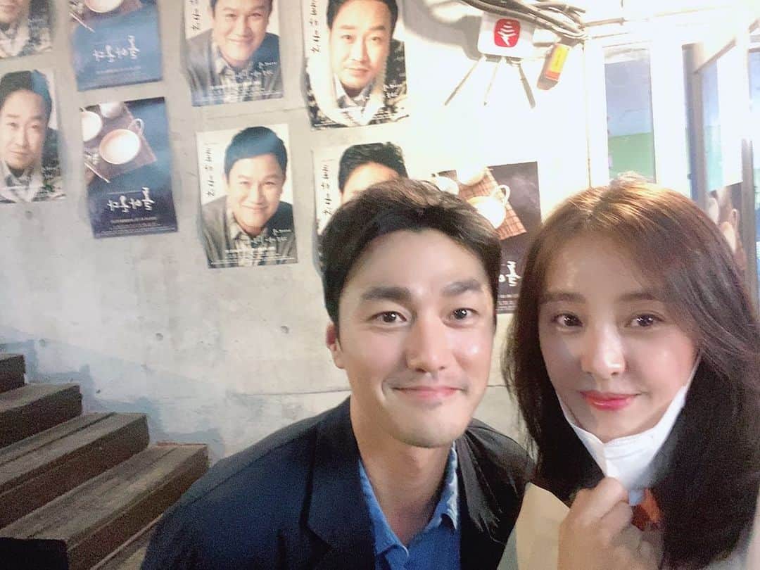 パク・ウネさんのインスタグラム写真 - (パク・ウネInstagram)「현정언니 연극 #돌아온다 보고 왔어용~~ 정말 너무너무너무너무 말로 설명할 수 없을 만큼 감동적인 훌륭한 작품이었어요~ 강추 합니다~~ 우리 #우다사 멤버 모두 #박현정 언니 응원 ~~^^ 우리 여자들이 함께 빠져버린 #스님 역 #최영준 님 ~~ 우리 모두 팬됐음 ~~ 어떻게 하면 그렇기 연기를 잘 할 수 있을까 .... #대학로」6月16日 23時07分 - eunhye.p