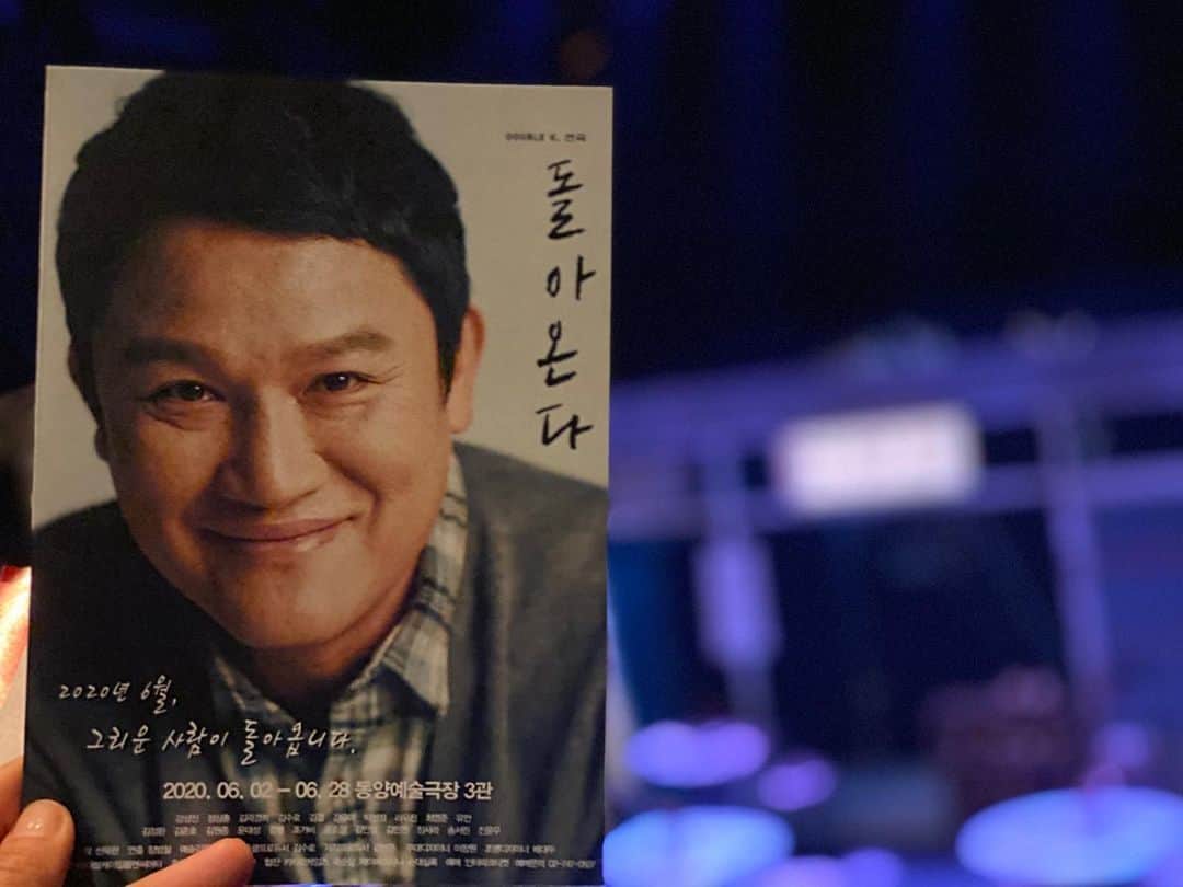 パク・ウネさんのインスタグラム写真 - (パク・ウネInstagram)「현정언니 연극 #돌아온다 보고 왔어용~~ 정말 너무너무너무너무 말로 설명할 수 없을 만큼 감동적인 훌륭한 작품이었어요~ 강추 합니다~~ 우리 #우다사 멤버 모두 #박현정 언니 응원 ~~^^ 우리 여자들이 함께 빠져버린 #스님 역 #최영준 님 ~~ 우리 모두 팬됐음 ~~ 어떻게 하면 그렇기 연기를 잘 할 수 있을까 .... #대학로」6月16日 23時07分 - eunhye.p