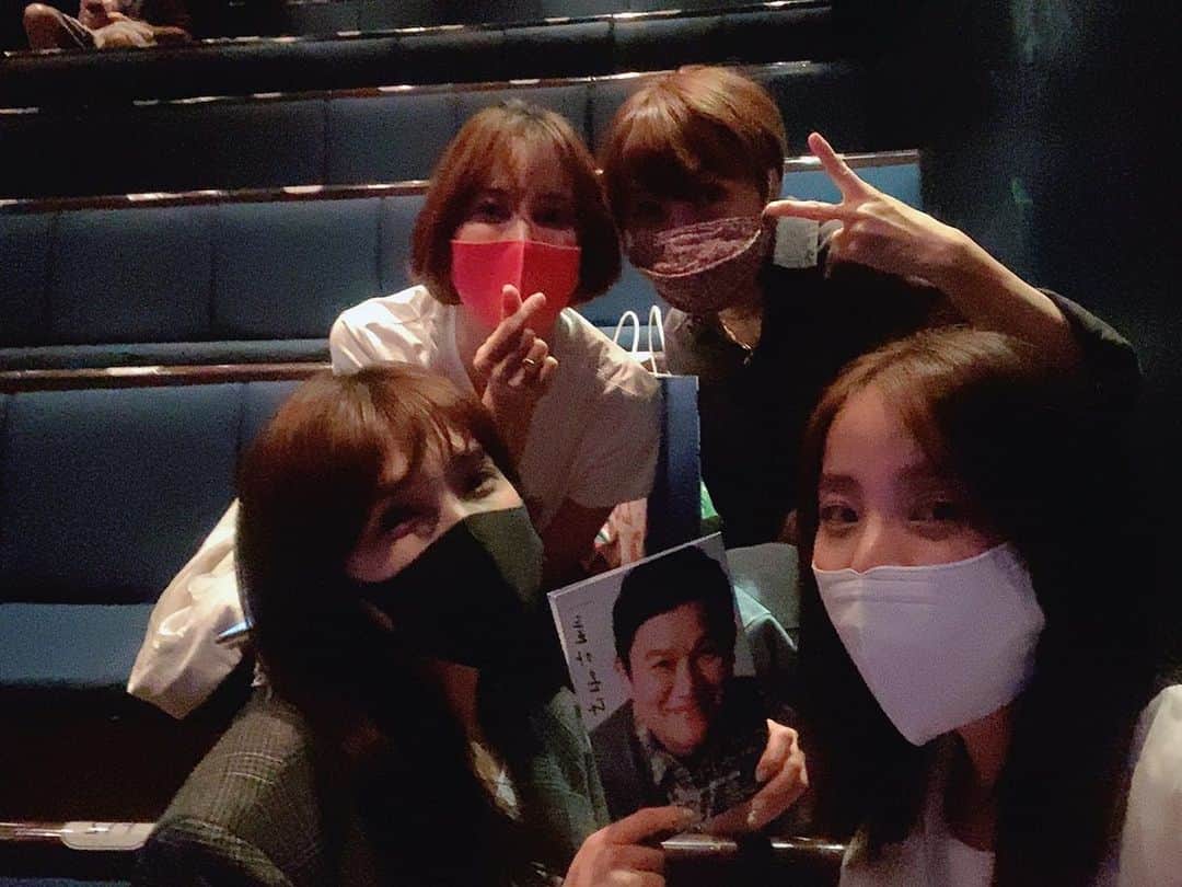 パク・ウネさんのインスタグラム写真 - (パク・ウネInstagram)「현정언니 연극 #돌아온다 보고 왔어용~~ 정말 너무너무너무너무 말로 설명할 수 없을 만큼 감동적인 훌륭한 작품이었어요~ 강추 합니다~~ 우리 #우다사 멤버 모두 #박현정 언니 응원 ~~^^ 우리 여자들이 함께 빠져버린 #스님 역 #최영준 님 ~~ 우리 모두 팬됐음 ~~ 어떻게 하면 그렇기 연기를 잘 할 수 있을까 .... #대학로」6月16日 23時07分 - eunhye.p