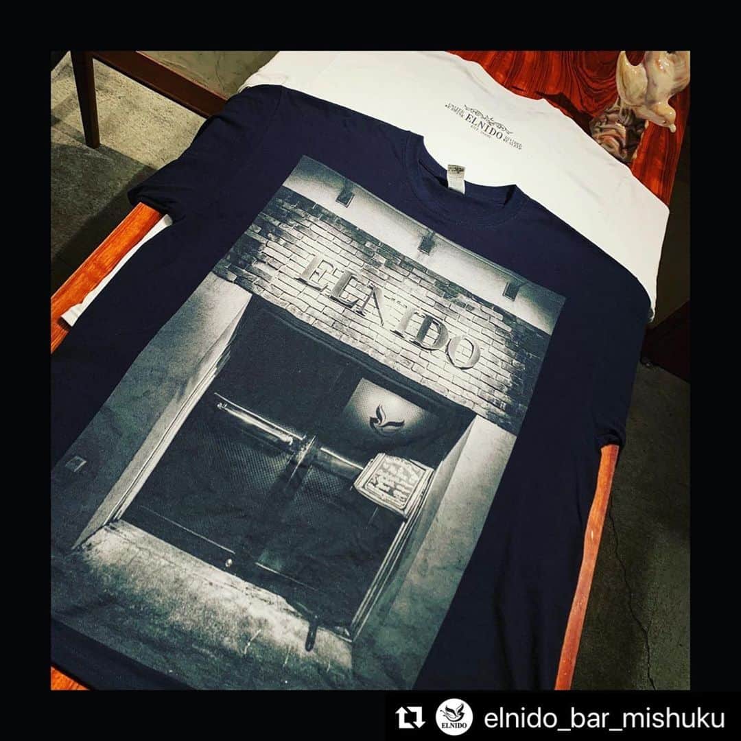 福長優のインスタグラム：「🍸 旦那さんのお店でTシャツ販売中です💫 良かったらお店にも遊びにきてね☺︎☺︎ 🥂🍷🍸🍹🍾🍻 #Repost @elnido_bar_mishuku with @make_repost ・・・ 【ELNIDO T-shirt販売のお知らせ】 この度の新型コロナウイルスの感染拡大に伴い様々な業種、人達、各方面で深刻な被害が出ています。  当店エルニドもその中の一つです。  小さなお店なので、幸い人件費に関しては最低限のコストでやってはいけますが、当然のようにのしかかる店の家賃、仕入れ、水道光熱費は以前と変わらず支出ばかりが増える一方です。  緊急事態宣言の解除後もすぐに以前のような客足に戻る保証もなく、都や各省庁から発表されている給付金、協力金等もありますが当面のランニングコストを考えた時、それだけでは当然厳しくこのままではエルニドも存続の危機に追い込まれていく、という状況です。  そこで、これからも店を維持できるように皆様のご協力を得たく、オリジナルTシャツの販売を行うことにしました。 これまでも小数を店舗のみで販売してきましたが、今回は郵送での購入も対応可能にし、店舗に来られない皆様へも当店のTシャツをお届けします。 集まった資金は当面の運転資金に充てさせていただければと思っています。  そしてTシャツ制作にあたりご協力していただいた方々には本当に感謝しています。 ありがとうございました。  長くなりましたが、Tシャツにしては図々しい金額設定ではありますが皆様のお力添えをどうかよろしくお願いいたします。 　ELNIDO 代表　蛯沢一幸  以下詳細になります。 【エルニドTシャツ　＋　ステッカー　＋　コースター2枚付き】 ▪️サイズ　 M,L,XL ▪️カラー　白,黒 ▪️価格10,000円 （購入後、後日Tシャツ着用でご来店されたお客様はドリンク3杯サービスさせてい頂きます。） ▪️購入方法　店舗での購入受け渡し。（事前に連絡下さい。） 郵送希望の方はインスタのDM、またはLINEにて直接ご連絡下さい。送料はご負担いだだきます。 ▪️数量の都合により取り置きの対応はお断りさせていただきます。 ▪️発送はお振込み確認後になります。 基本的には先着順の対応になりますのでご了承ください。 ※ 各SNSなどでも拡散していただけると幸いです。 最後までお目通しいただきありがとうございました。」