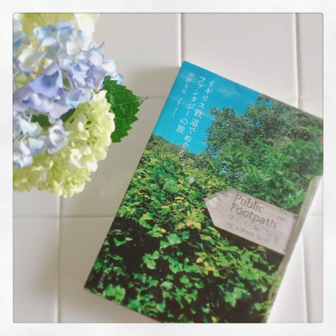 石崎佳代子さんのインスタグラム写真 - (石崎佳代子Instagram)「📘 気ままにbookcover challenge . 「イギリス鉄道でめぐるファンタジーの旅 」 . プーさんにアリスにハリー・ポッター ピーター・ラビットにシャーロック・ホームズ シェイクスピアの作品群・・・ そこに描かれた風景を辿る旅 . 眺めて読んで、満足。 折々、手にとってしまう本です。 いつか行けたら良いなあ。 . #bookcoverchallenge #booklover #鉄道でめぐるヨーロッパ #イギリス　#読書ノート #ひとやすみ」6月16日 23時09分 - kayoko_ishizaki