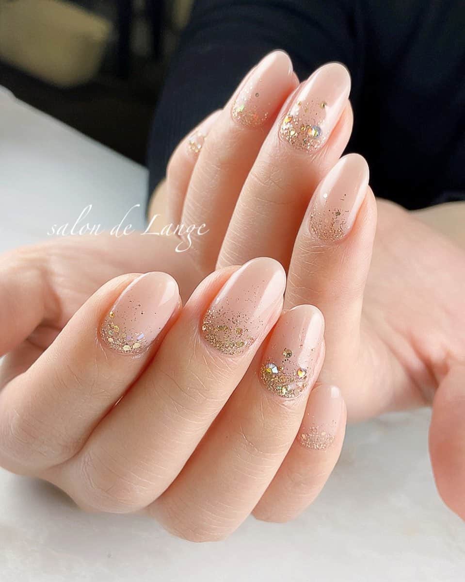 salon de Langeのインスタグラム：「* サロンで頻繁にオーダーされる﻿ ﻿ 〝手が綺麗に見えるカラー〟﻿ ﻿ 主にヌーディーカラーがメインに﻿ なってくると思いますが﻿ ﻿ 当サロンにも沢山のご用意があります♪﻿ ﻿ その中でも特に✨✨﻿ 特にお気に入りなのが﻿ ﻿ SHINYGEL #259「Misty Rose」﻿ ﻿ ﻿ 黄色めのお肌の方や﻿ 日焼けした﻿ こんがり肌の方にも…﻿ ご年配の方にも﻿ しっくり馴染む万能カラーです‼︎﻿ ﻿ ﻿ ついつい手にとってしまう﻿ 大好きなスキンカラーのひとつ♡﻿ ﻿ ﻿ ﻿ mi-mi♡﻿ ﻿ ﻿ _______________________ ﻿ ﻿ 🎥サロンワークのポイント﻿ ギッシリ詰まった﻿ オンラインスクール準備中です✨✨ ﻿ _______________________ ﻿ ﻿ ✽.。salon de Lange * .✽﻿ （ ｻﾛﾝﾄﾞﾗﾝｼﾞｪ ）﻿ ﻿ ﻿ ⇩ｽﾀｯﾌ ｲﾝｽﾀｸﾞﾗﾑ⇩﻿ @lange_staff ﻿ ﻿ ﻿ ◼︎ご予約は﻿ ①📲090-7044-7721﻿ ②salondelange2019@gmail.com﻿ （staff ｲﾝｽﾀのﾄｯﾌﾟﾍﾟｰｼﾞから📩）﻿ ③ﾈｲﾙﾌﾞｯｸ ｱﾌﾟﾘから💅﻿ ﻿ ﻿ 名古屋市中村区名駅3丁目23-6 ﻿ 第二千福ビル3階 🚃名古屋駅から徒歩7分﻿ ﻿ ﻿ ﻿ ﻿ #minakoyama ﻿ #salondelange ﻿ #サロンドランジェ﻿ #みーみ﻿ #児山未奈﻿ #ellabyshinygel ﻿ #ellastagram0314 ﻿ #ワンカラーネイル﻿ #nails﻿ #nailstagram ﻿ #名古屋ネイルサロン ﻿ #名駅ネイルサロン ﻿ #オフィスネイル﻿ #ジェルネイル﻿ #naildesign﻿ ﻿ ﻿」