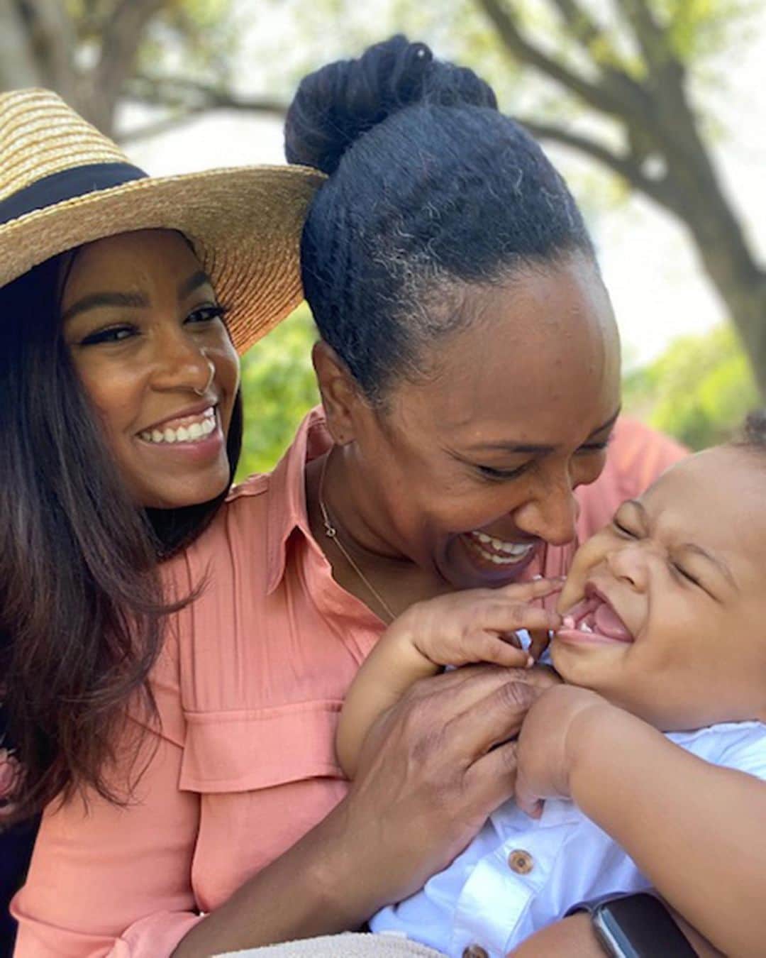 アメリカン航空のインスタグラム：「A mother’s love is unmatched, so you’re incredibly lucky if you get two moms. In honor of #PrideMonth, we are celebrating Lauren Farruya, a member of the #AATeam and one of Maxwell’s amazing moms. Link in bio for the full story.」