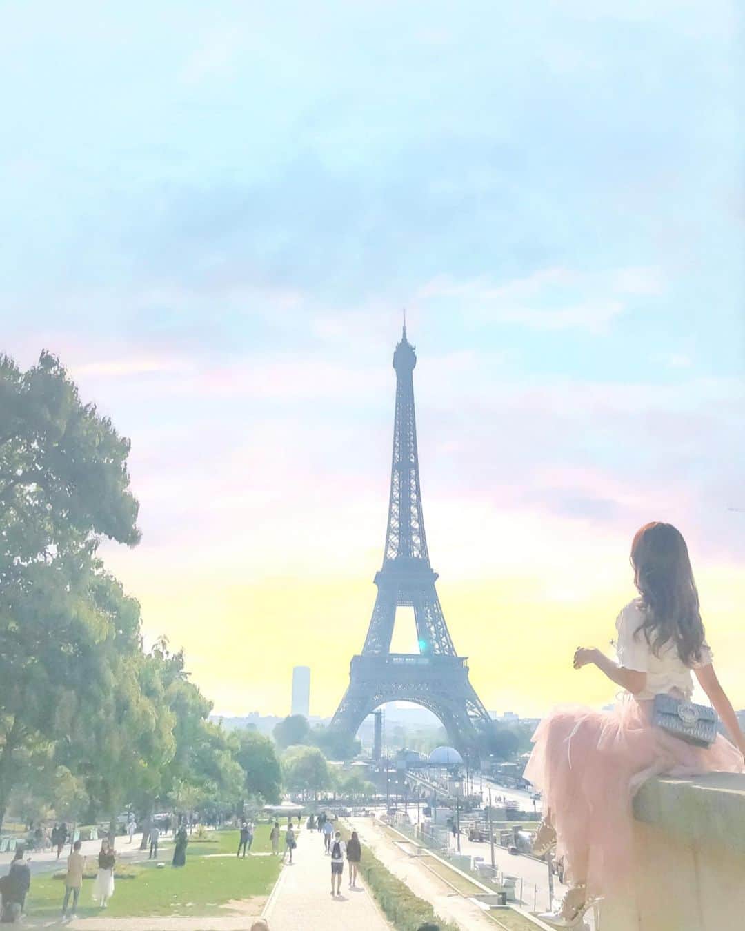 tomomi ❤︎ よしはしともみ ❤︎さんのインスタグラム写真 - (tomomi ❤︎ よしはしともみ ❤︎Instagram)「. . パリのエッフェル塔🎠♡ . ここのスポットもおすすめ！ シャイヨー宮の端っこに座ると めちゃめちゃ下が怖いけど 素敵な写真が撮れるのっ🌷 . 今年は海外旅行行けそうにないから写真見て我慢我慢🧚🏻‍♀️💕 .  #paris #parisfashion #paristrip #paristravel #ootd #code #valentino #miumiu #pinklush #latoureiffel #パリ #パリ旅行 #コーデ #パリコーデ #パリファッション #パリジェンヌ #ミュウミュウ #マテラッセ #バレンティノ #ピンクラッシュ #もーみとりっぷ #フォトジェニック #エッフェル塔 #シャイヨー宮 #シャイヨ宮 #トロカデロ #搭配 #에펠탑 #파리 #파리여행」6月16日 23時14分 - tomomi_yoshihashi