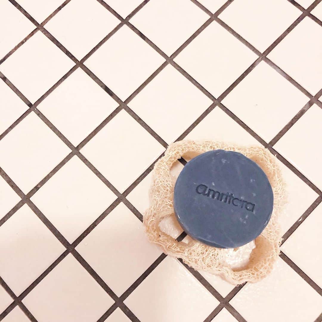 のインスタグラム：「このところの石鹸LOVE。今回は"藍"💙。古来から染料としてだけでなく、薬としても使われてきた藍は、近年、美容的にも注目されてて個人的にも興味あり。で、このところ個人的ヒットが続いてる『#アムリターラ』の藍の石鹸「#インディゴバランシングソープ」 サクッとクリーミーな泡立ち、洗い上がりスッキリサッパリつっぱらない。肌ベタつく季節にピッタリ😄  #ヘチマの石鹸置き #タデ藍 #徳島県 #石鹸 #sope」