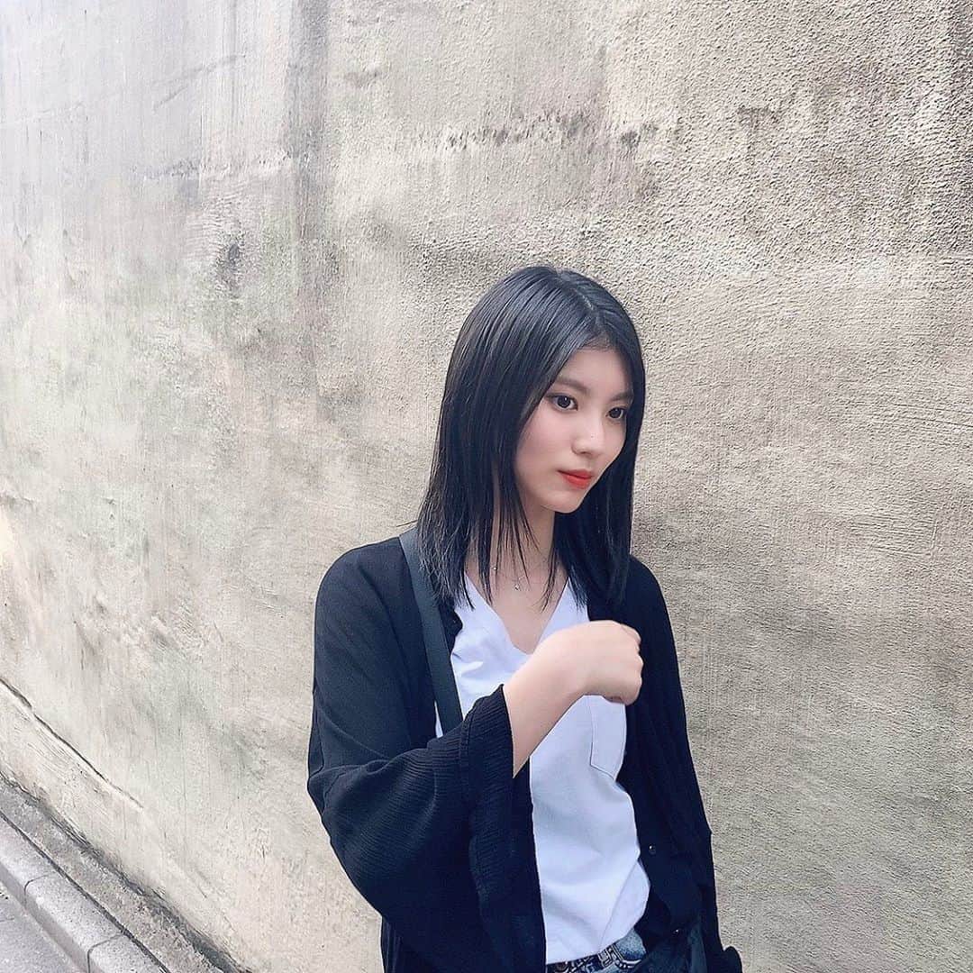 小林玲のインスタグラム：「.﻿ ﻿ ﻿ ﻿ 先日美容院へ💇‍♀️﻿ やっといけたー！*\(^o^)/*﻿ ﻿ ﻿ カット&トリートメント﻿ していただきました。﻿ 軽くなってうれしい☺︎﻿ ﻿ ﻿ @mineyukimorikami さん﻿ ありがとうございました♪﻿ ﻿ ﻿ ﻿ ﻿ #hairstyle #hair﻿ #ミディアムヘア #黒髪」