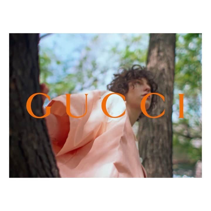 のインスタグラム：「@janefonda leads the cast of the campaign for the first Gucci sustainable line which also includes David Mayer de Rothschild @thelostexplorer, @lilnasx, @kingprincess69 and @miyavi_ishihara. They each wear pieces from the #GucciOffTheGrid collection, standing and sitting in a treehouse in the city, ready to—as the line’s label suggests—open the door to a new beginning. Gucci Off The Grid is created using recycled, organic, bio-based and sustainably sourced materials, including ECONYL®, made from regenerated Nylon coupled with solvent-free recycled polyester as well as leftovers from Gucci’s manufacturing processes. #AlessandroMichele @alessandro_michele Music: "I Can See Clearly Now" (J. Nash) © 1972 Nashco Music Inc / Ashco Music Inc / CP Masters BV Courtesy of Warner Chappell Music Italiana Srl (P) 1972 Sony Music Entertainment UK Limited Courtesy of Sony Music Italy S.p.A」