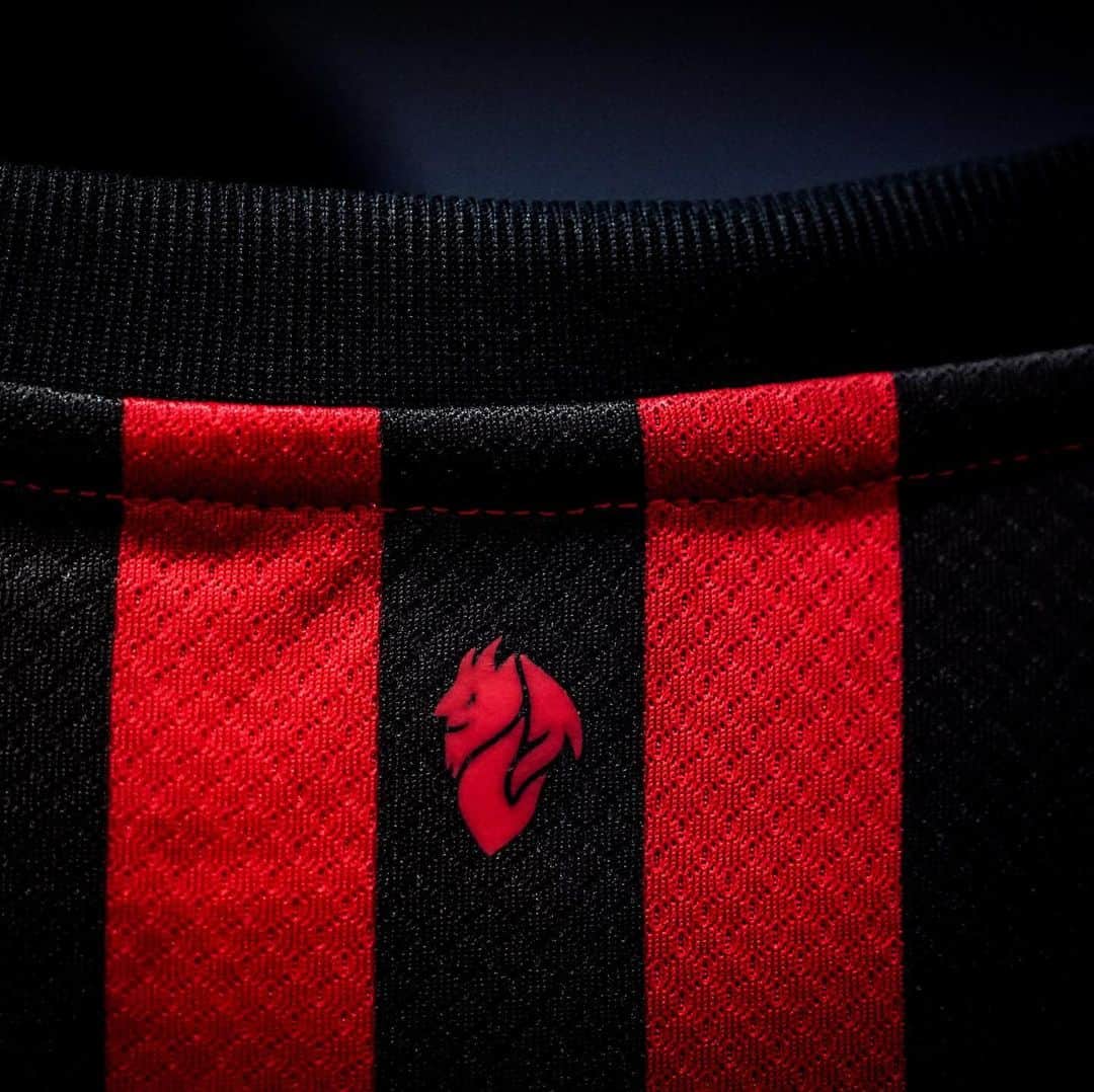 ACミランさんのインスタグラム写真 - (ACミランInstagram)「Tag a fellow rossonero 🔴⚫️ And tell us the first thing that comes to your mind when you see these colours  #SempreMilan」6月16日 23時23分 - acmilan