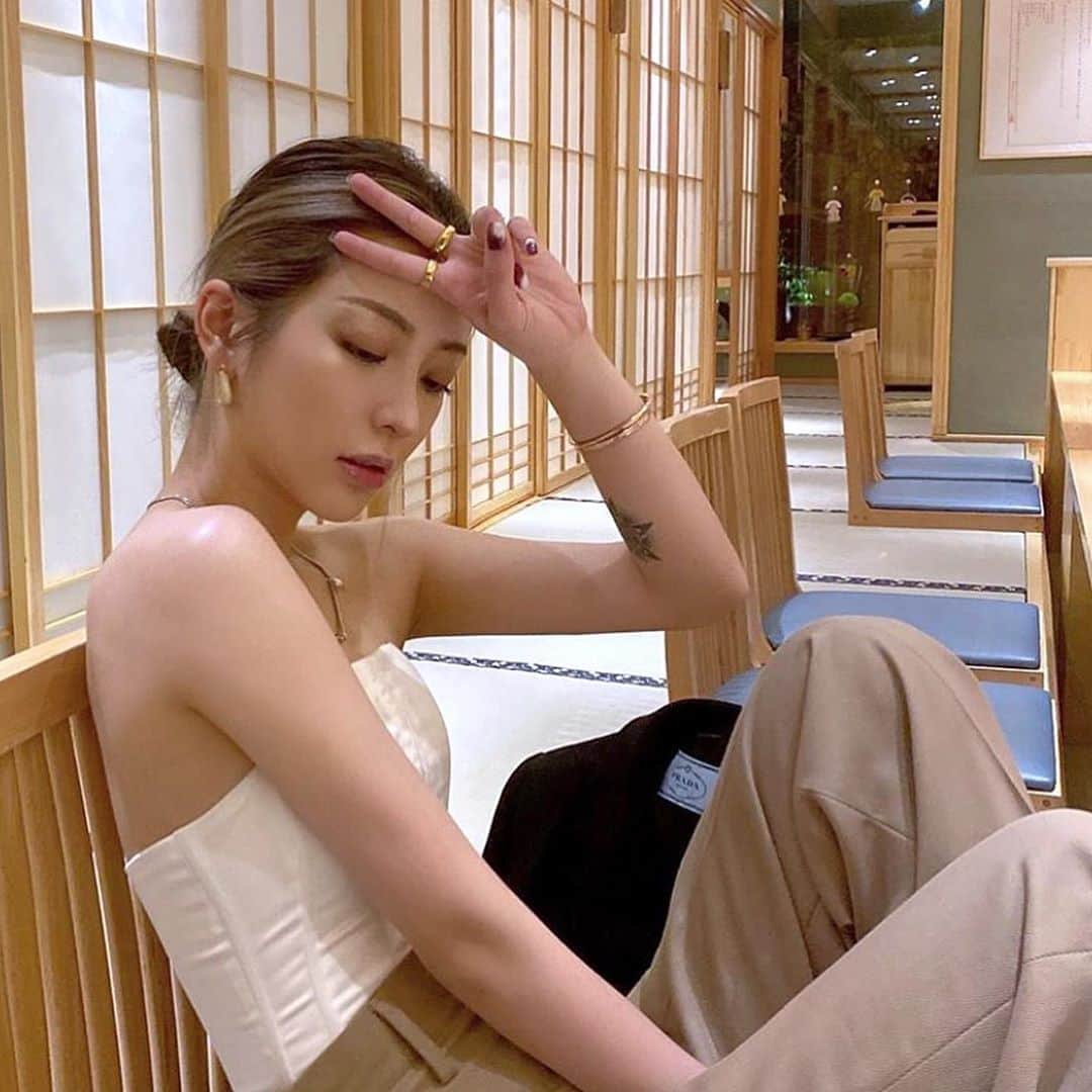 原涼香のインスタグラム：「new trend !! ☞『 𝐅𝐚𝐜𝐞 𝐡𝐢𝐠𝐡𝐥𝐢𝐠𝐡𝐭 』 顔まわりやインナーに入れるハイライトが 韓国や中国でもジワジワ人気💯 ㅤㅤㅤㅤㅤㅤㅤㅤㅤㅤㅤㅤㅤ 全体はダークトーンなのが コントラスト効いてオススメです❤︎ ㅤㅤㅤㅤㅤㅤㅤㅤㅤㅤㅤㅤㅤ」